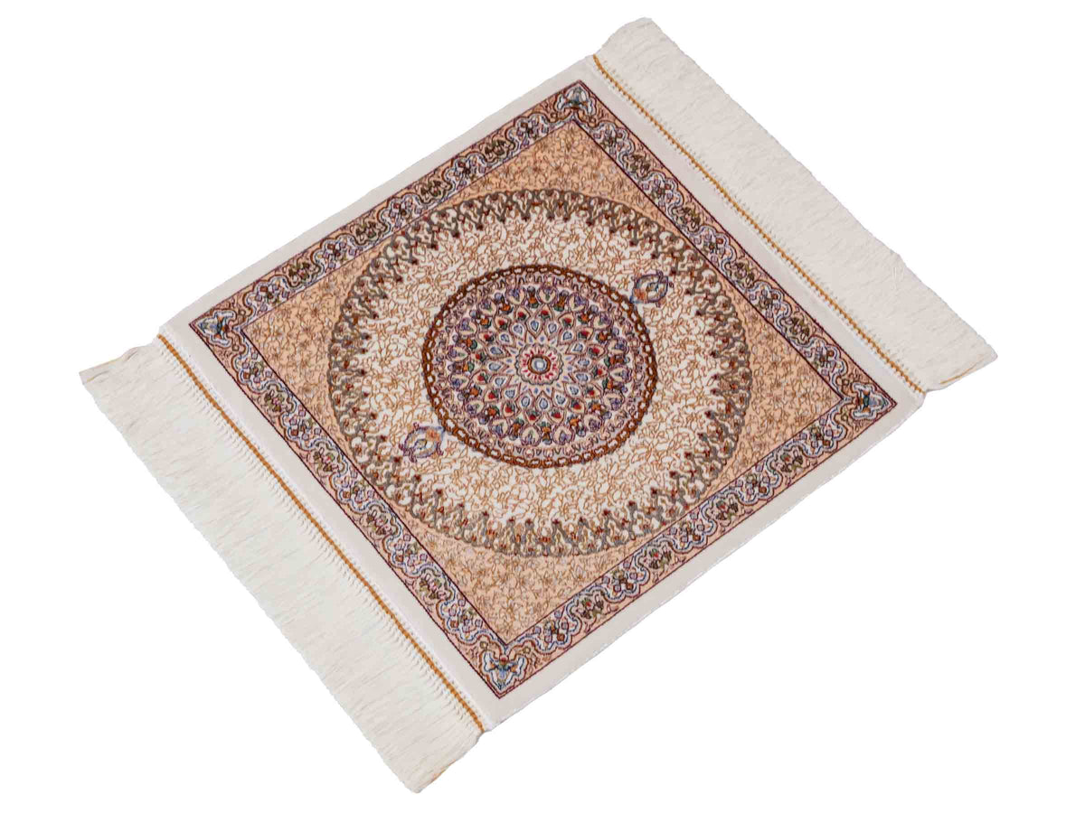 Ghom Maschinenteppich "Fereydun" 40 x 40 cm, mit Medaillon, Cremeweiß, aus pflanzlicher Seide (Viskose), Hand-Finished. Teppichnummer: V28CR016H. Persian Luxury Collection by Khademi. Made in Iran / Persia – Vertrieb durch JUPITER Intl.