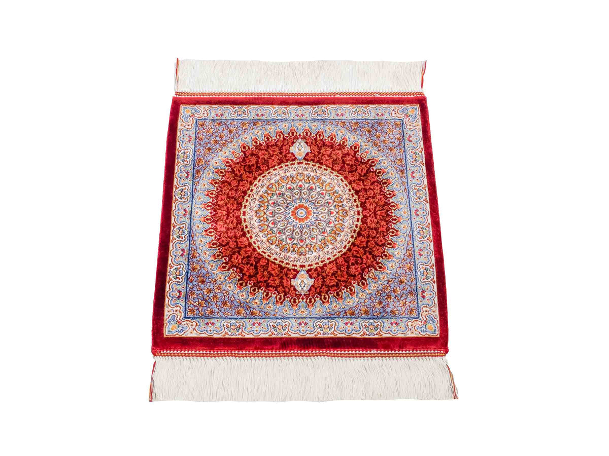 Ghom Maschinenteppich "Fereydun" 40 x 40 cm, mit Medaillon, Rot-Orange, aus pflanzlicher Seide (Viskose), Hand-Finished. Teppichnummer: V28RD016H. Persian Luxury Collection by Khademi. Made in Iran / Persia – Vertrieb durch JUPITER Intl.