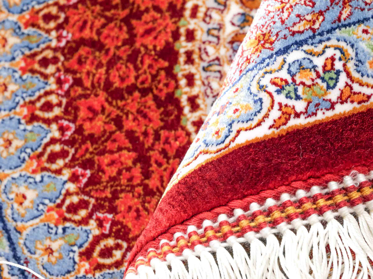 Ghom Maschinenteppich "Fereydun" 40 x 40 cm, mit Medaillon, Rot-Orange, aus pflanzlicher Seide (Viskose), Hand-Finished. Teppichnummer: V28RD016H. Persian Luxury Collection by Khademi. Made in Iran / Persia – Vertrieb durch JUPITER Intl.
