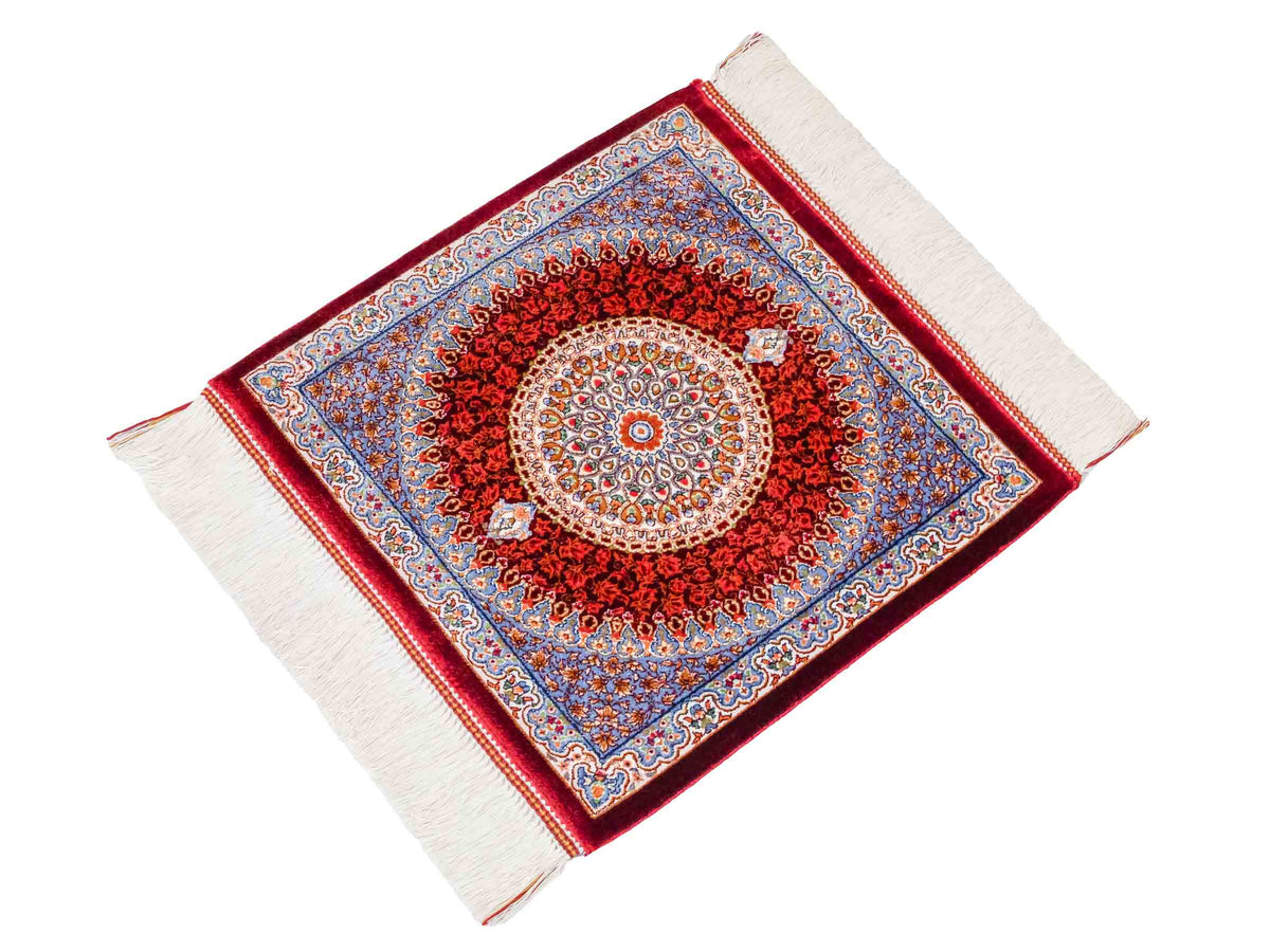 Ghom Maschinenteppich "Fereydun" 40 x 40 cm, mit Medaillon, Rot-Orange, aus pflanzlicher Seide (Viskose), Hand-Finished. Teppichnummer: V28RD016H. Persian Luxury Collection by Khademi. Made in Iran / Persia – Vertrieb durch JUPITER Intl.