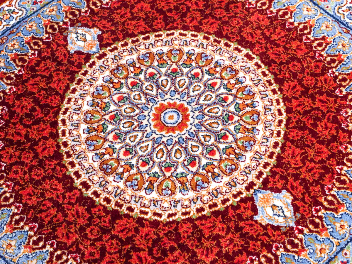 Ghom Maschinenteppich "Fereydun" 40 x 40 cm, mit Medaillon, Rot-Orange, aus pflanzlicher Seide (Viskose), Hand-Finished. Teppichnummer: V28RD016H. Persian Luxury Collection by Khademi. Made in Iran / Persia – Vertrieb durch JUPITER Intl.