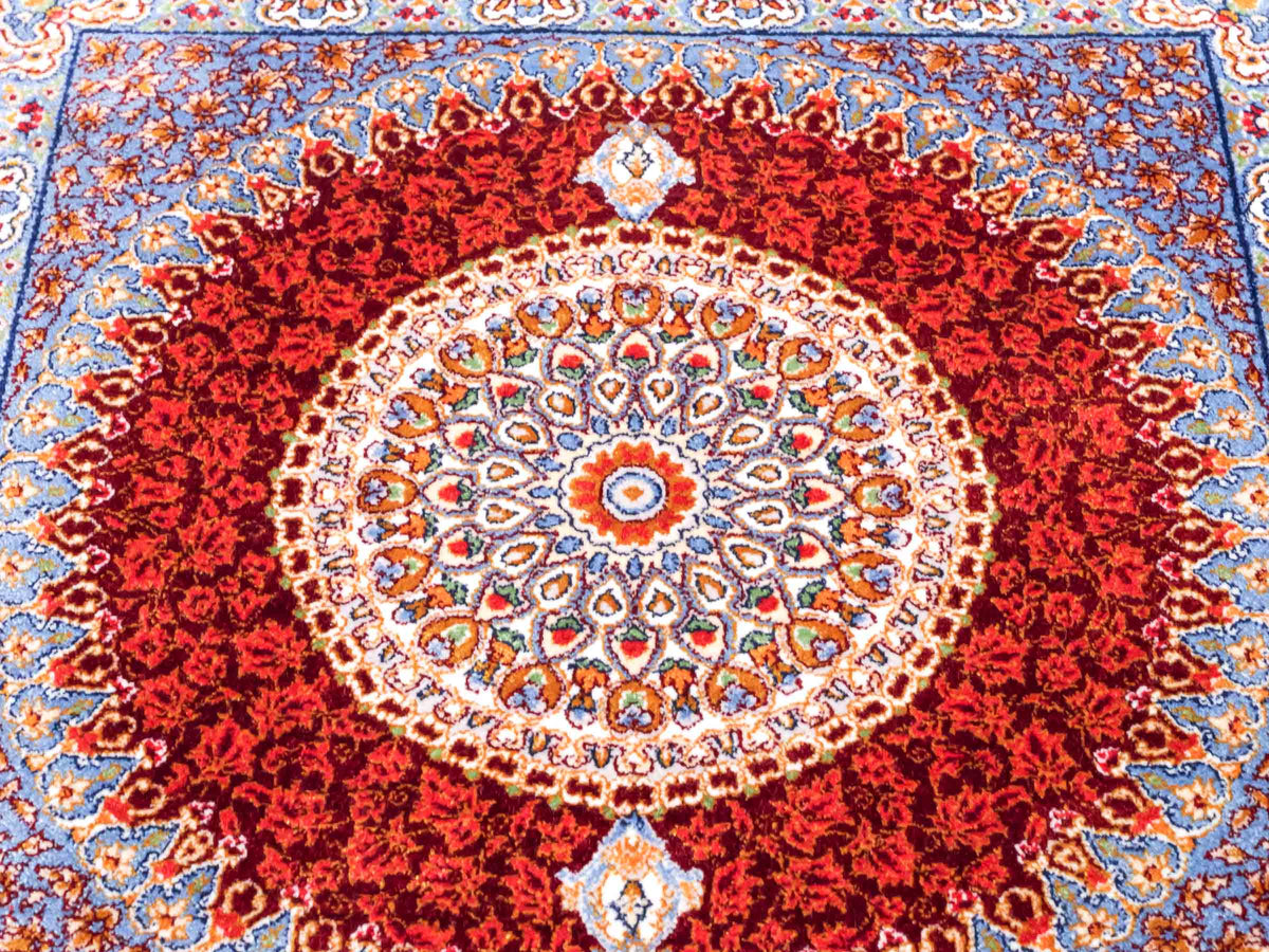 Ghom Maschinenteppich "Fereydun" 40 x 40 cm, mit Medaillon, Rot-Orange, aus pflanzlicher Seide (Viskose), Hand-Finished. Teppichnummer: V28RD016H. Persian Luxury Collection by Khademi. Made in Iran / Persia – Vertrieb durch JUPITER Intl.