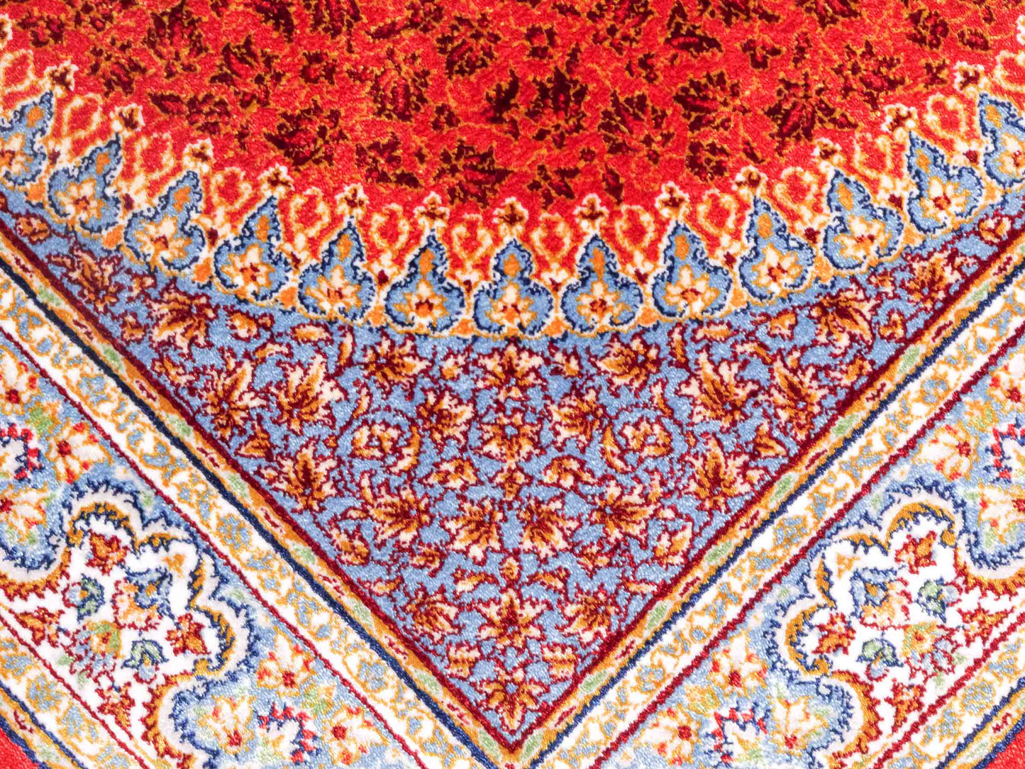 Ghom Maschinenteppich "Fereydun" 90 x 60 cm aus pflanzlicher Seide (Viskose) mit Medaillon, Orange. Teppichnummer: V28BU054M. Persian Luxury Collection by Khademi. Made in Iran / Persia – Vertrieb durch JUPITER Intl.