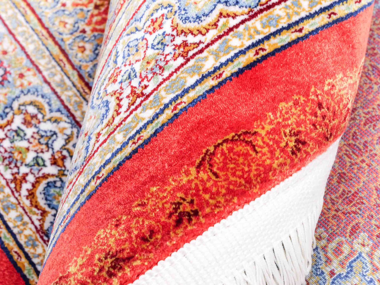 Ghom Maschinenteppich "Fereydun" 90 x 60 cm aus pflanzlicher Seide (Viskose) mit Medaillon, Orange. Teppichnummer: V28BU054M. Persian Luxury Collection by Khademi. Made in Iran / Persia – Vertrieb durch JUPITER Intl.