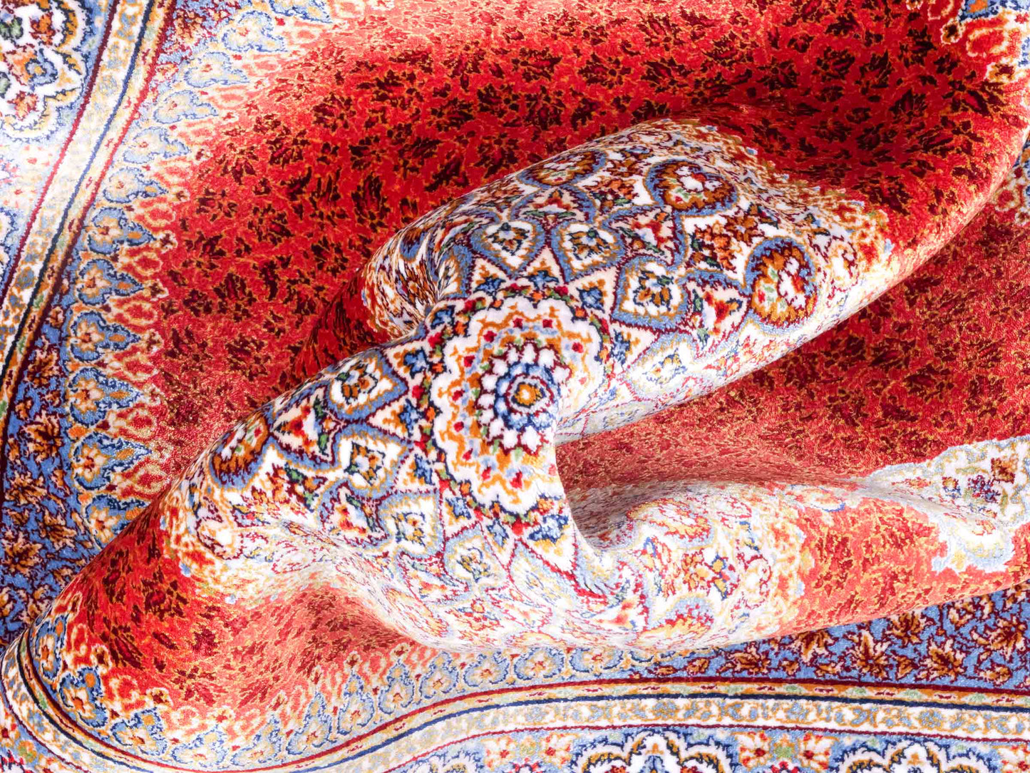Ghom Maschinenteppich "Fereydun" 90 x 60 cm aus pflanzlicher Seide (Viskose) mit Medaillon, Orange. Teppichnummer: V28BU054M. Persian Luxury Collection by Khademi. Made in Iran / Persia – Vertrieb durch JUPITER Intl.