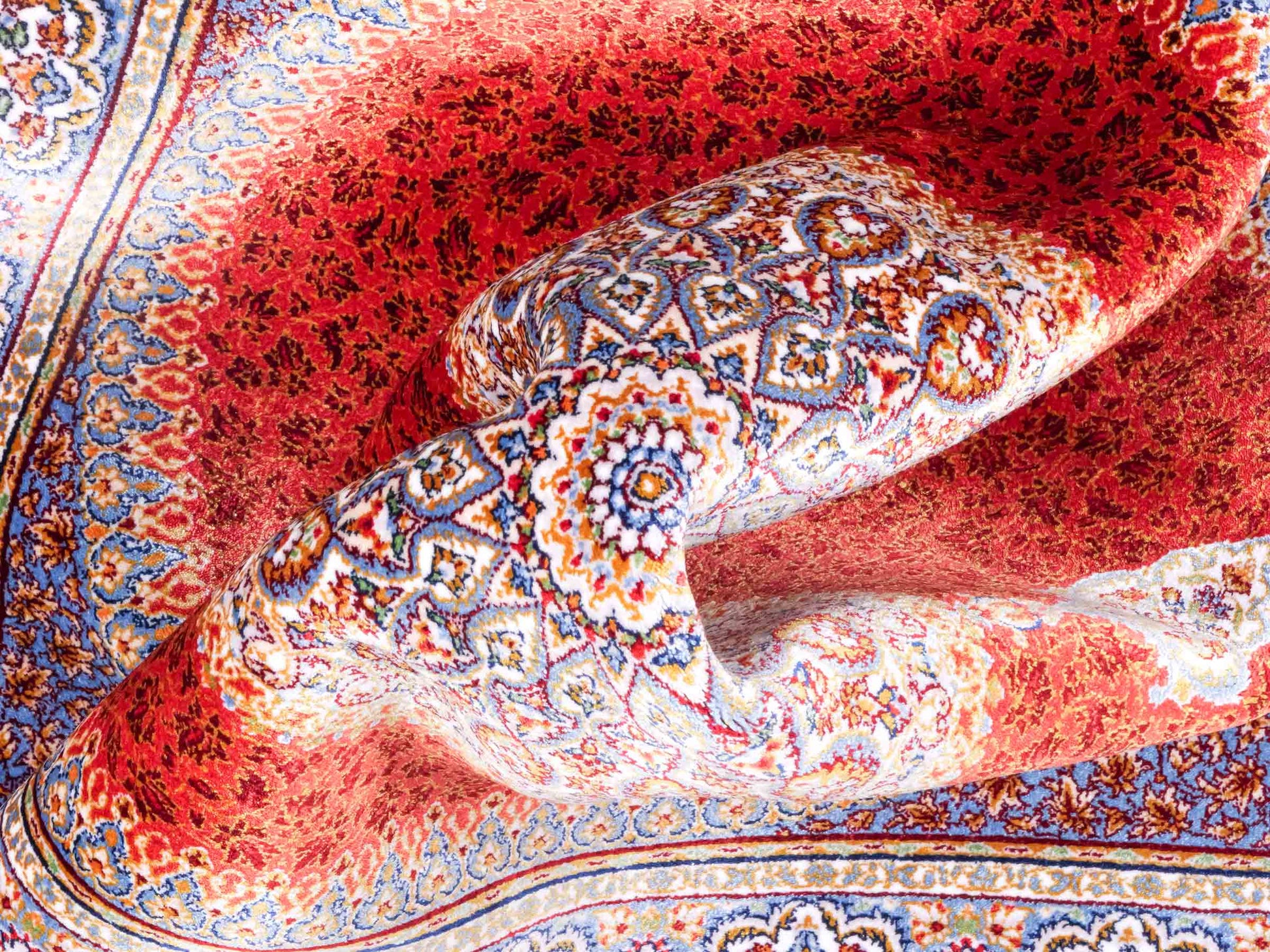 Ghom Maschinenteppich "Fereydun" 90 x 60 cm aus pflanzlicher Seide (Viskose) mit Medaillon, Orange. Teppichnummer: V28BU054M. Persian Luxury Collection by Khademi. Made in Iran / Persia – Vertrieb durch JUPITER Intl.