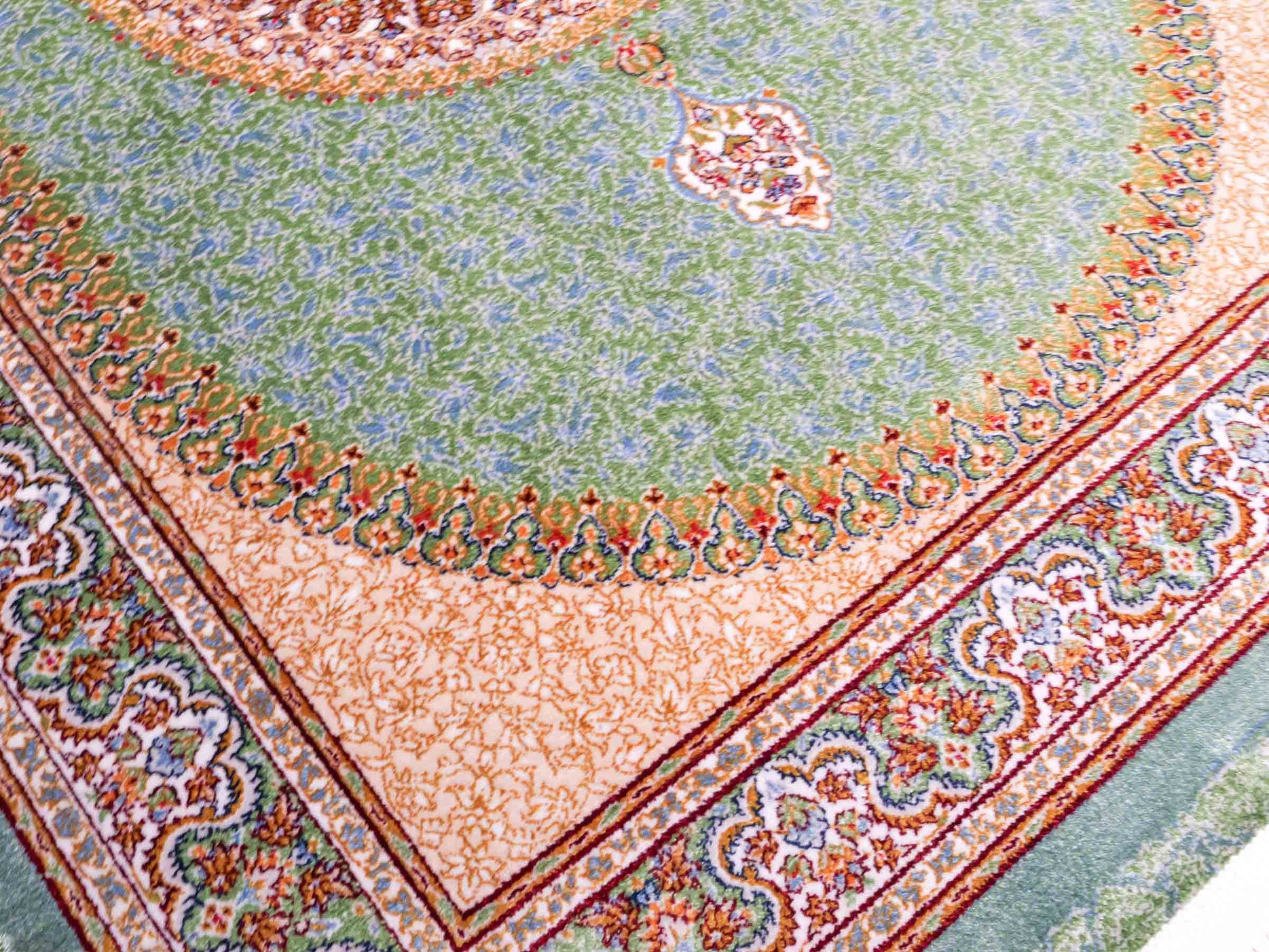 Ghom Maschinenteppich "Fereydun" 90 x 60 cm aus pflanzlicher Seide (Viskose) mit Medaillon, Türkis. Teppichnummer: V28TL054M. Persian Luxury Collection by Khademi. Made in Iran / Persia – Vertrieb durch JUPITER Intl.