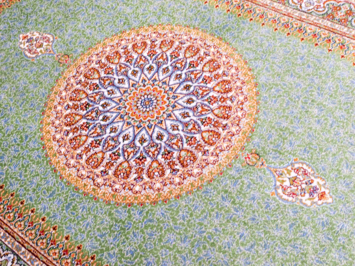 Ghom Maschinenteppich "Fereydun" 90 x 60 cm aus pflanzlicher Seide (Viskose) mit Medaillon, Türkis. Teppichnummer: V28TL054M. Persian Luxury Collection by Khademi. Made in Iran / Persia – Vertrieb durch JUPITER Intl.