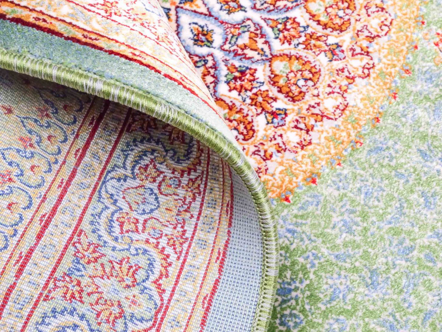 Ghom Maschinenteppich "Fereydun" 90 x 60 cm aus pflanzlicher Seide (Viskose) mit Medaillon, Türkis. Teppichnummer: V28TL054M. Persian Luxury Collection by Khademi. Made in Iran / Persia – Vertrieb durch JUPITER Intl.