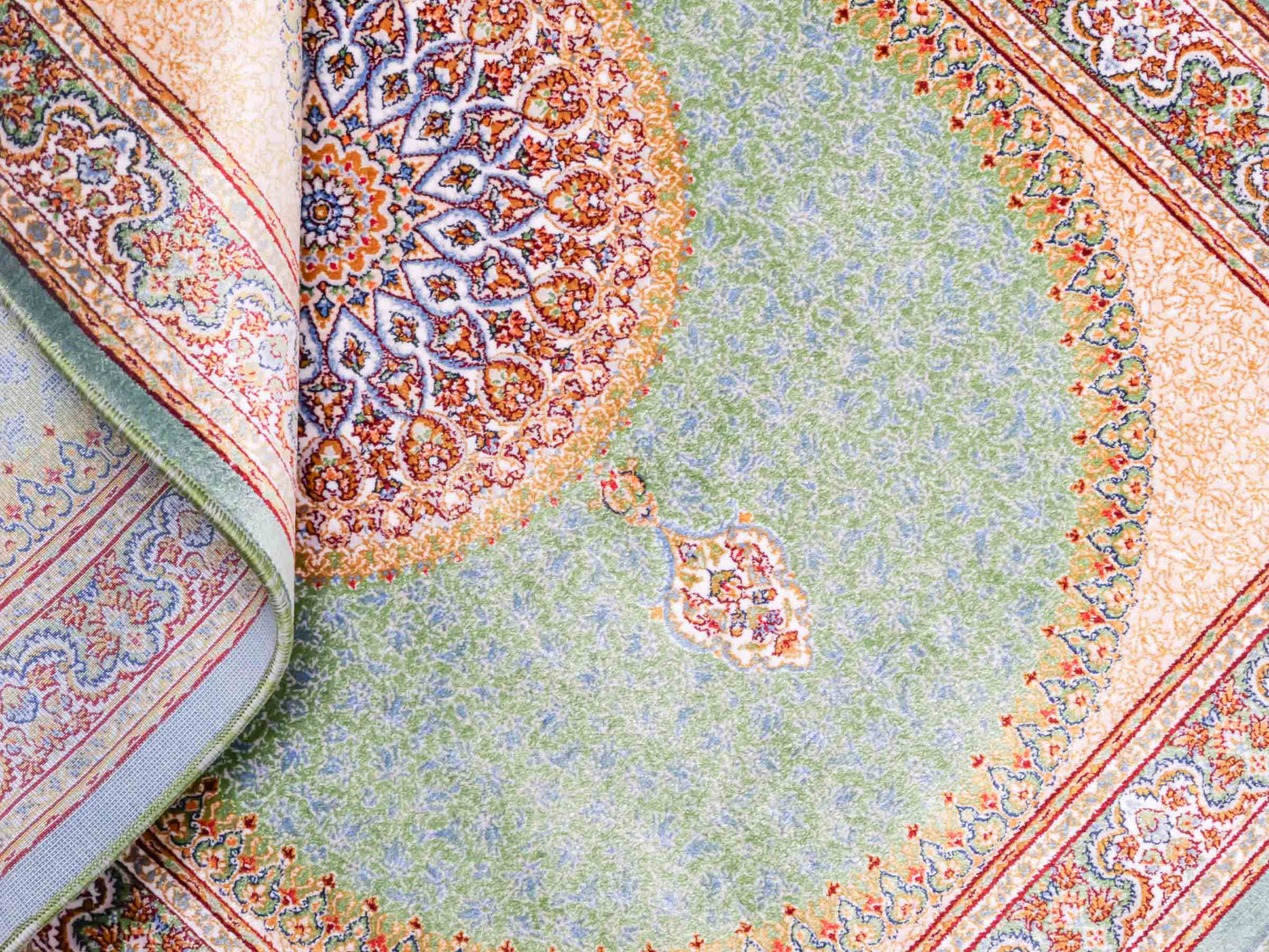 Ghom Maschinenteppich "Fereydun" 90 x 60 cm aus pflanzlicher Seide (Viskose) mit Medaillon, Türkis. Teppichnummer: V28TL054M. Persian Luxury Collection by Khademi. Made in Iran / Persia – Vertrieb durch JUPITER Intl.