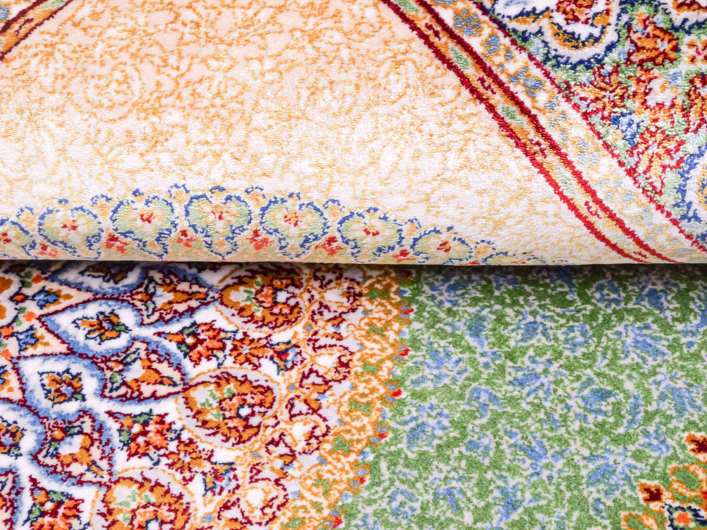 Ghom Maschinenteppich "Fereydun" 90 x 60 cm aus pflanzlicher Seide (Viskose) mit Medaillon, Türkis. Teppichnummer: V28TL054M. Persian Luxury Collection by Khademi. Made in Iran / Persia – Vertrieb durch JUPITER Intl.
