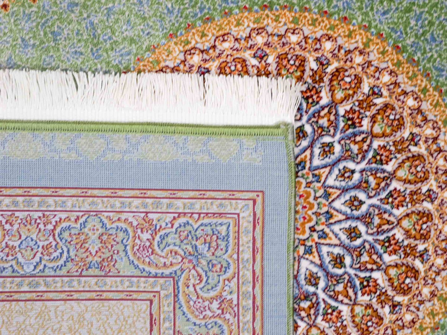 Ghom Maschinenteppich "Fereydun" 90 x 60 cm aus pflanzlicher Seide (Viskose) mit Medaillon, Türkis. Teppichnummer: V28TL054M. Persian Luxury Collection by Khademi. Made in Iran / Persia – Vertrieb durch JUPITER Intl.