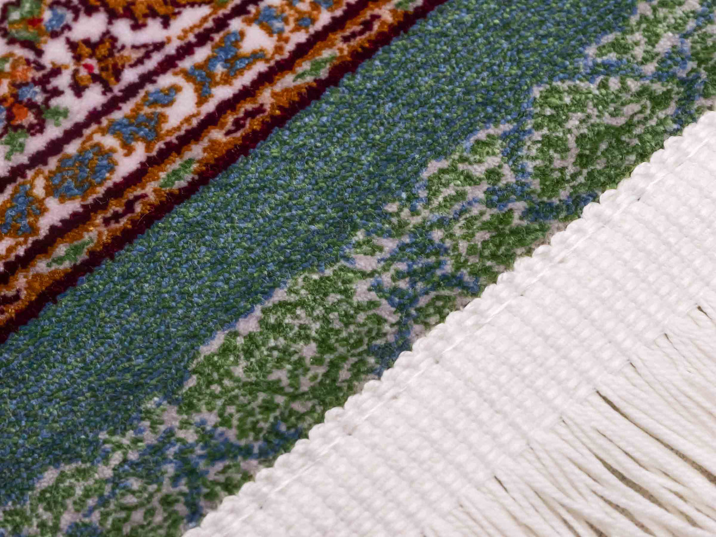 Ghom Maschinenteppich "Fereydun" 90 x 60 cm aus pflanzlicher Seide (Viskose) mit Medaillon, Türkis. Teppichnummer: V28TL054M. Persian Luxury Collection by Khademi. Made in Iran / Persia – Vertrieb durch JUPITER Intl.