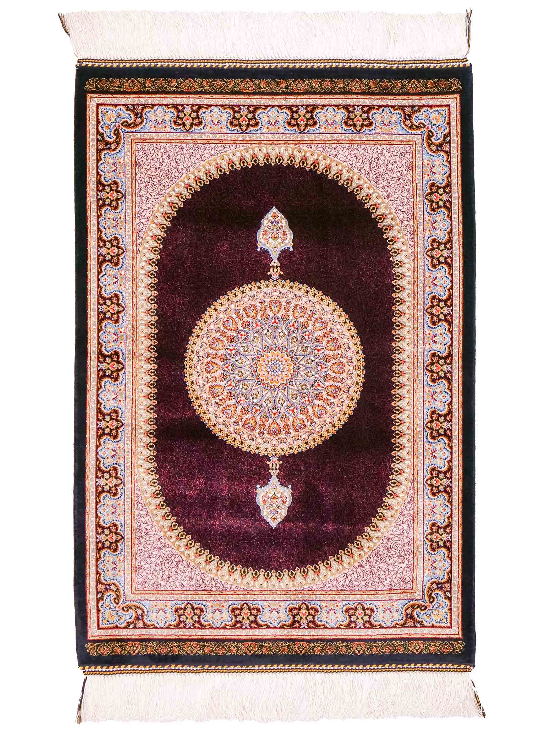 Ghom Maschinenteppich "Firuz" 90 x 60 cm aus pflanzlicher Seide (Viskose) mit Medaillon, Schwarz. Teppichnummer: V31BK054H. Persian Luxury Collection by Khademi. Made in Iran / Persia – Vertrieb durch JUPITER Intl.