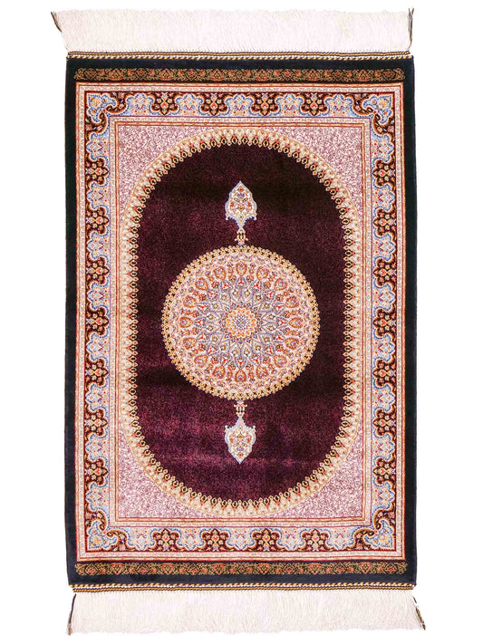 Ghom Maschinenteppich "Firuz" 90 x 60 cm aus pflanzlicher Seide (Viskose) mit Medaillon, Schwarz. Teppichnummer: V31BK054H. Persian Luxury Collection by Khademi. Made in Iran / Persia – Vertrieb durch JUPITER Intl.