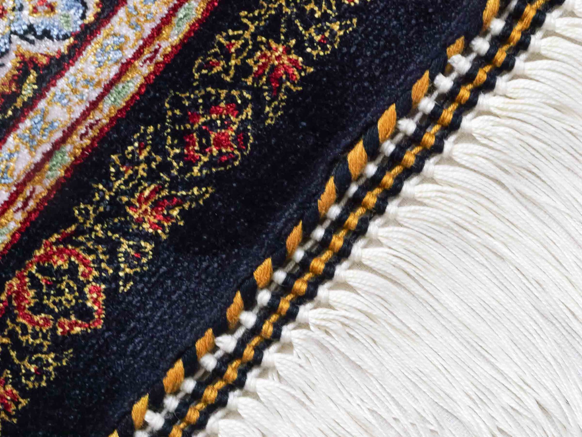 Ghom Maschinenteppich "Firuz" 90 x 60 cm aus pflanzlicher Seide (Viskose) mit Medaillon, Schwarz. Teppichnummer: V31BK054H. Persian Luxury Collection by Khademi. Made in Iran / Persia – Vertrieb durch JUPITER Intl.