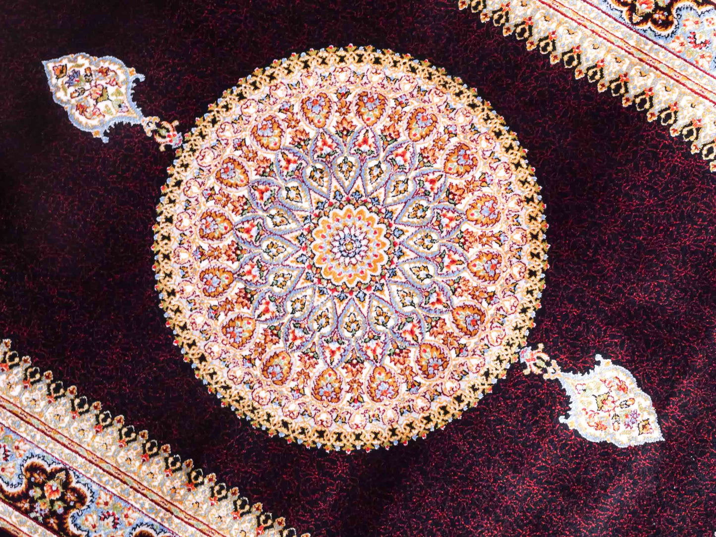 Ghom Maschinenteppich "Firuz" 90 x 60 cm aus pflanzlicher Seide (Viskose) mit Medaillon, Schwarz. Teppichnummer: V31BK054H. Persian Luxury Collection by Khademi. Made in Iran / Persia – Vertrieb durch JUPITER Intl.