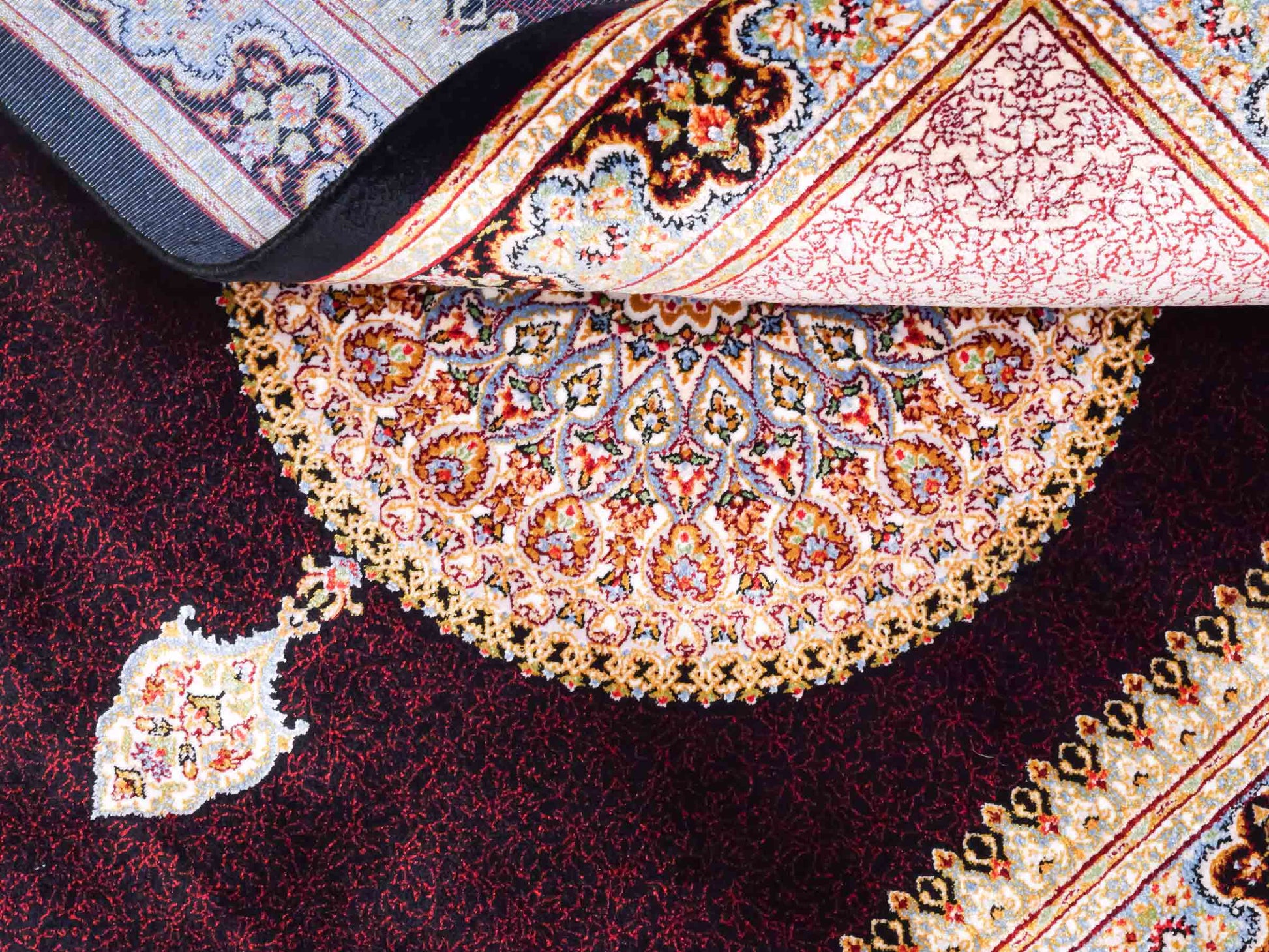 Ghom Maschinenteppich "Firuz" 90 x 60 cm aus pflanzlicher Seide (Viskose) mit Medaillon, Schwarz. Teppichnummer: V31BK054H. Persian Luxury Collection by Khademi. Made in Iran / Persia – Vertrieb durch JUPITER Intl.