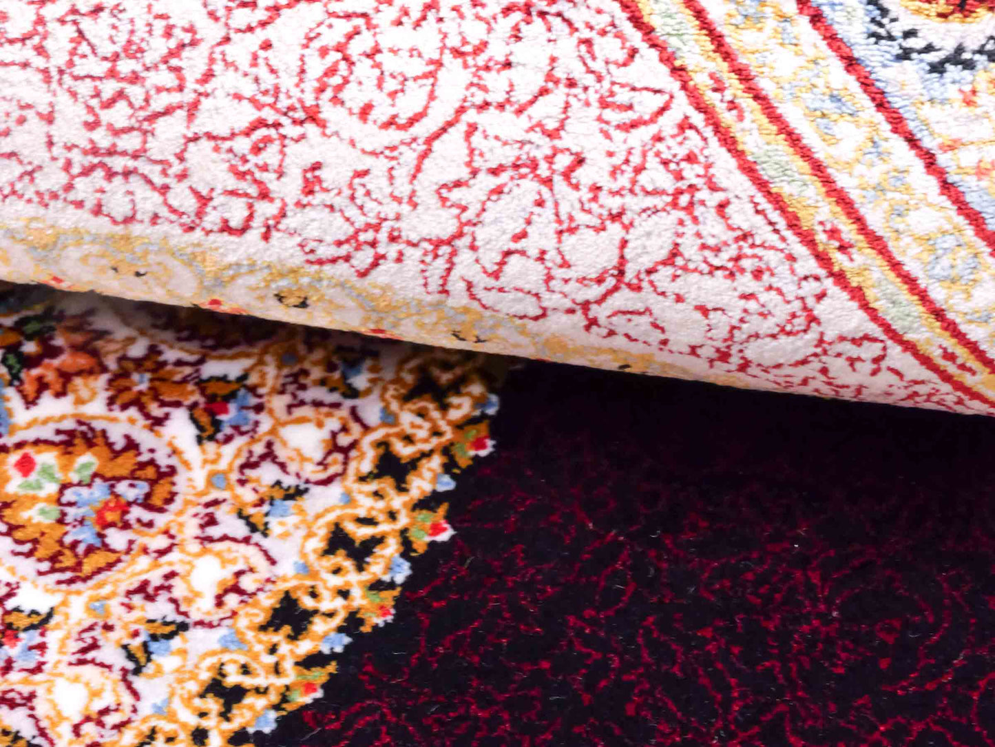 Ghom Maschinenteppich "Firuz" 90 x 60 cm aus pflanzlicher Seide (Viskose) mit Medaillon, Schwarz. Teppichnummer: V31BK054H. Persian Luxury Collection by Khademi. Made in Iran / Persia – Vertrieb durch JUPITER Intl.