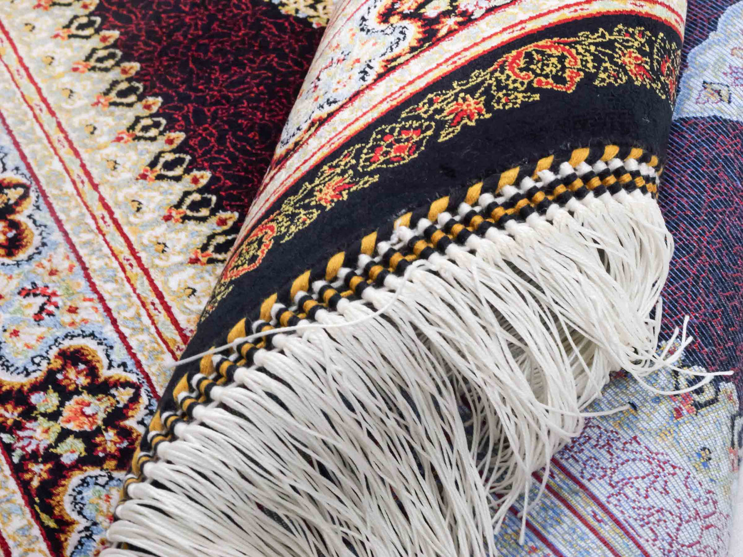 Ghom Maschinenteppich "Firuz" 90 x 60 cm aus pflanzlicher Seide (Viskose) mit Medaillon, Schwarz. Teppichnummer: V31BK054H. Persian Luxury Collection by Khademi. Made in Iran / Persia – Vertrieb durch JUPITER Intl.