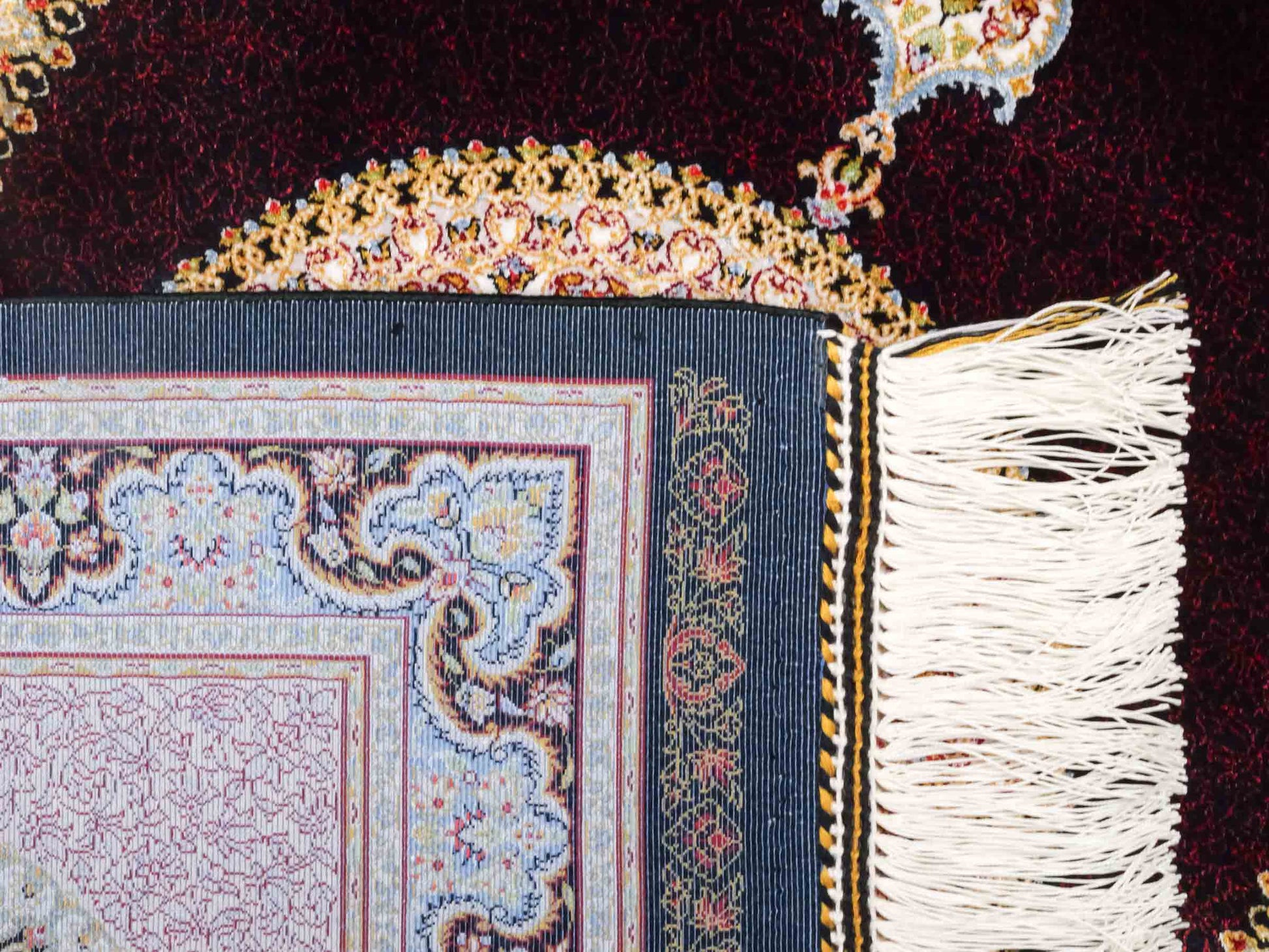 Ghom Maschinenteppich "Firuz" 90 x 60 cm aus pflanzlicher Seide (Viskose) mit Medaillon, Schwarz. Teppichnummer: V31BK054H. Persian Luxury Collection by Khademi. Made in Iran / Persia – Vertrieb durch JUPITER Intl.