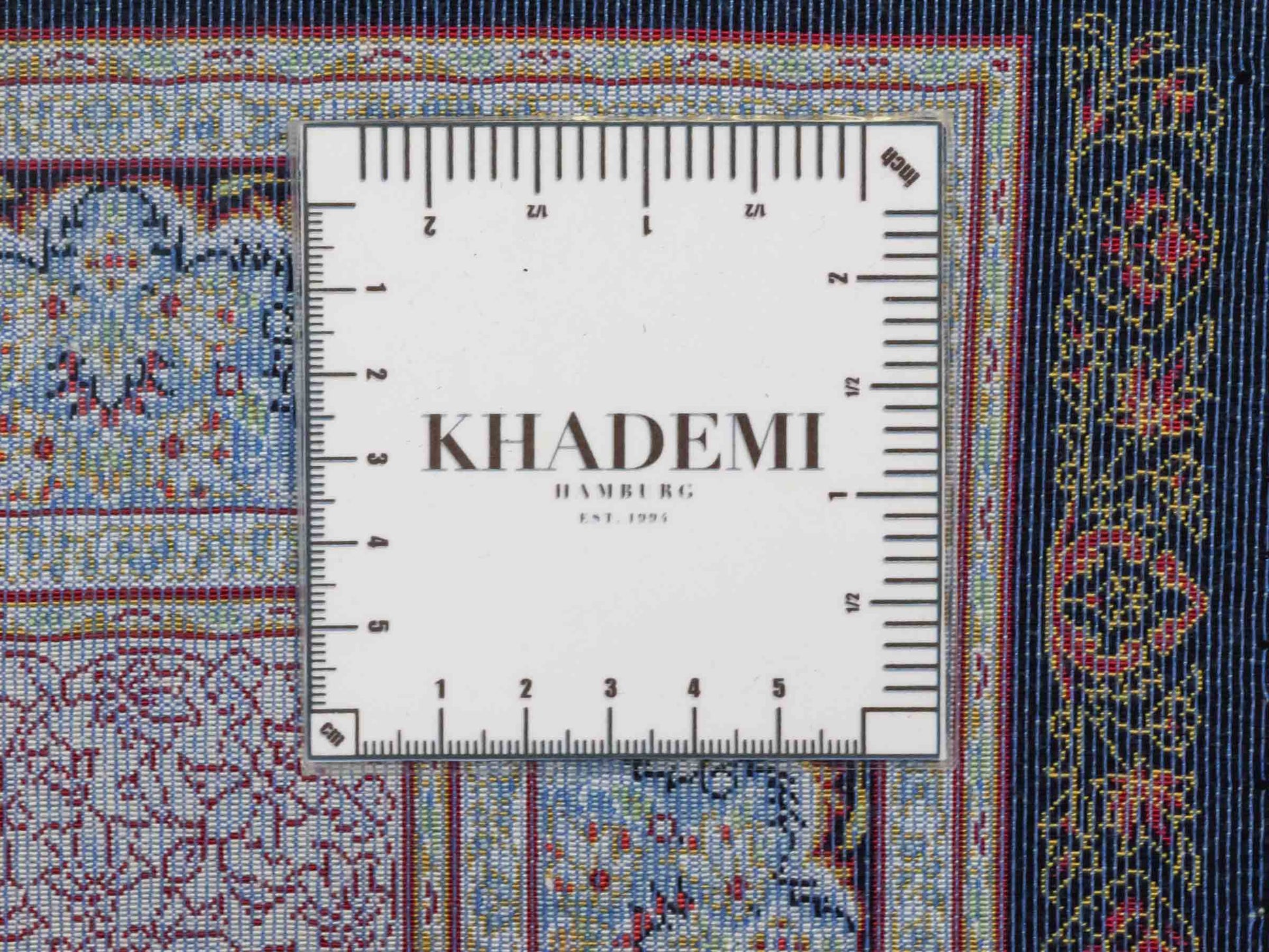 Ghom Maschinenteppich "Firuz" 90 x 60 cm aus pflanzlicher Seide (Viskose) mit Medaillon, Schwarz. Teppichnummer: V31BK054H. Persian Luxury Collection by Khademi. Made in Iran / Persia – Vertrieb durch JUPITER Intl.