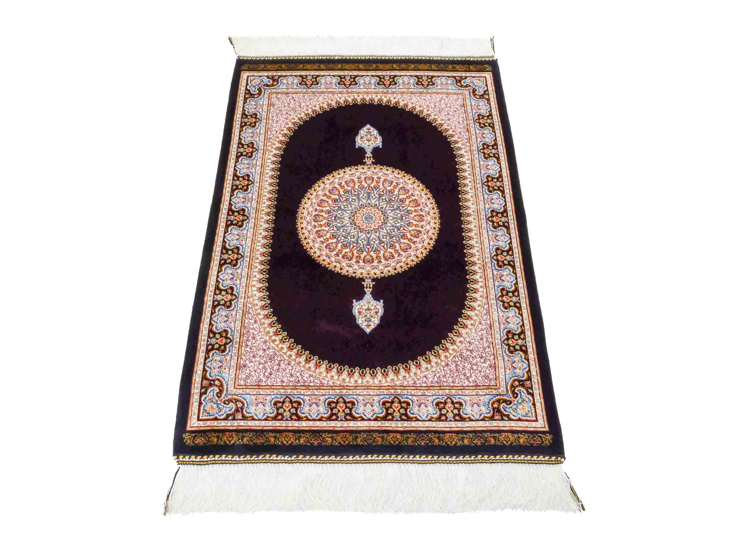 Ghom Maschinenteppich "Firuz" 90 x 60 cm aus pflanzlicher Seide (Viskose) mit Medaillon, Schwarz. Teppichnummer: V31BK054H. Persian Luxury Collection by Khademi. Made in Iran / Persia – Vertrieb durch JUPITER Intl.