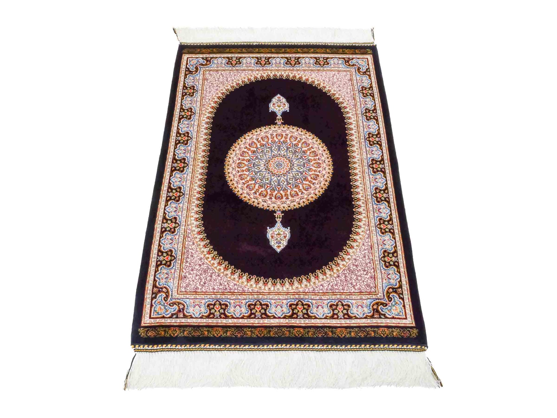 Ghom Maschinenteppich "Firuz" 90 x 60 cm aus pflanzlicher Seide (Viskose) mit Medaillon, Schwarz. Teppichnummer: V31BK054H. Persian Luxury Collection by Khademi. Made in Iran / Persia – Vertrieb durch JUPITER Intl.
