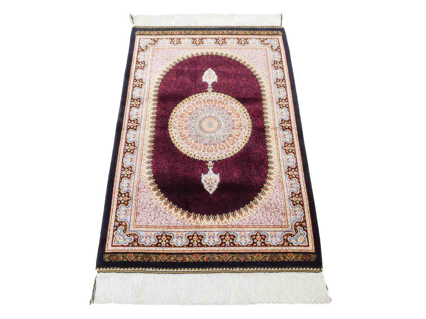 Ghom Maschinenteppich "Firuz" 90 x 60 cm aus pflanzlicher Seide (Viskose) mit Medaillon, Schwarz. Teppichnummer: V31BK054H. Persian Luxury Collection by Khademi. Made in Iran / Persia – Vertrieb durch JUPITER Intl.