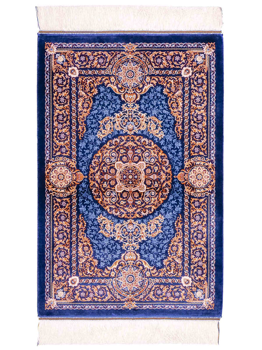 Ghom Maschinenteppich "Firuzan" 90 x 60 cm aus pflanzlicher Seide (Viskose) mit Medaillon, Navy-Blau. Teppichnummer: V36NY054H. Persian Luxury Collection by Khademi. Made in Iran / Persia – Vertrieb durch JUPITER Intl.