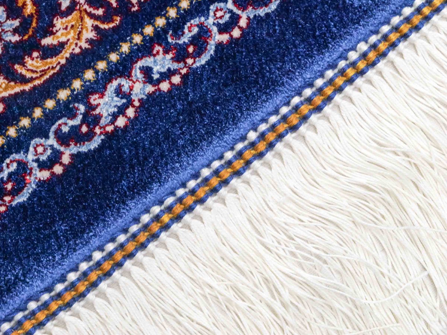 Ghom Maschinenteppich "Firuzan" 90 x 60 cm aus pflanzlicher Seide (Viskose) mit Medaillon, Navy-Blau. Teppichnummer: V36NY054H. Persian Luxury Collection by Khademi. Made in Iran / Persia – Vertrieb durch JUPITER Intl.