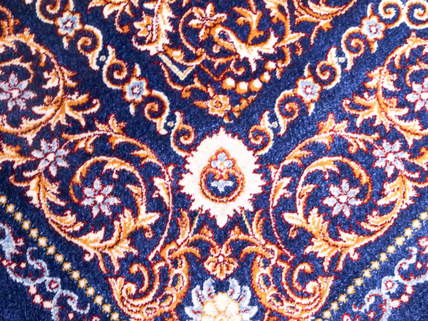 Ghom Maschinenteppich "Firuzan" 90 x 60 cm aus pflanzlicher Seide (Viskose) mit Medaillon, Navy-Blau. Teppichnummer: V36NY054H. Persian Luxury Collection by Khademi. Made in Iran / Persia – Vertrieb durch JUPITER Intl.
