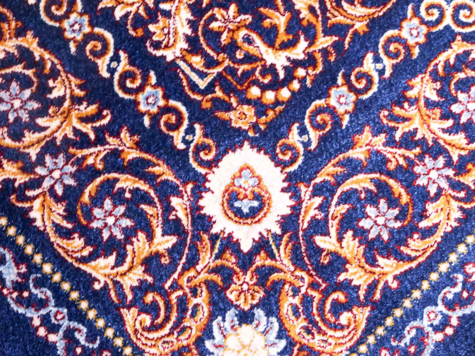 Ghom Maschinenteppich "Firuzan" 90 x 60 cm aus pflanzlicher Seide (Viskose) mit Medaillon, Navy-Blau. Teppichnummer: V36NY054H. Persian Luxury Collection by Khademi. Made in Iran / Persia – Vertrieb durch JUPITER Intl.