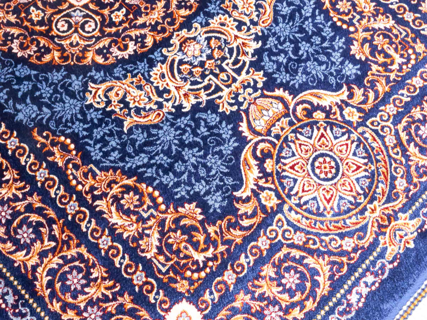 Ghom Maschinenteppich "Firuzan" 90 x 60 cm aus pflanzlicher Seide (Viskose) mit Medaillon, Navy-Blau. Teppichnummer: V36NY054H. Persian Luxury Collection by Khademi. Made in Iran / Persia – Vertrieb durch JUPITER Intl.