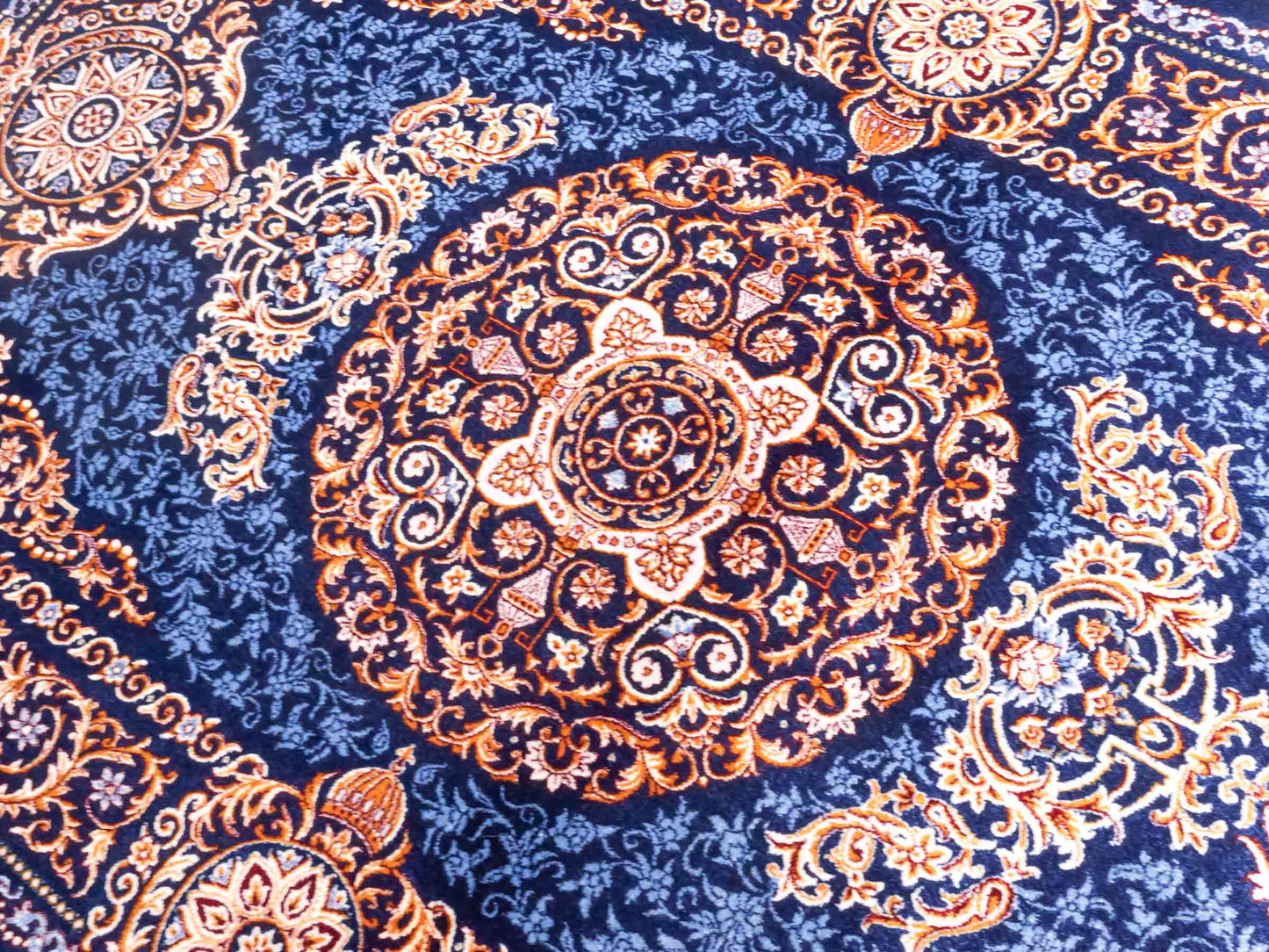 Ghom Maschinenteppich "Firuzan" 90 x 60 cm aus pflanzlicher Seide (Viskose) mit Medaillon, Navy-Blau. Teppichnummer: V36NY054H. Persian Luxury Collection by Khademi. Made in Iran / Persia – Vertrieb durch JUPITER Intl.