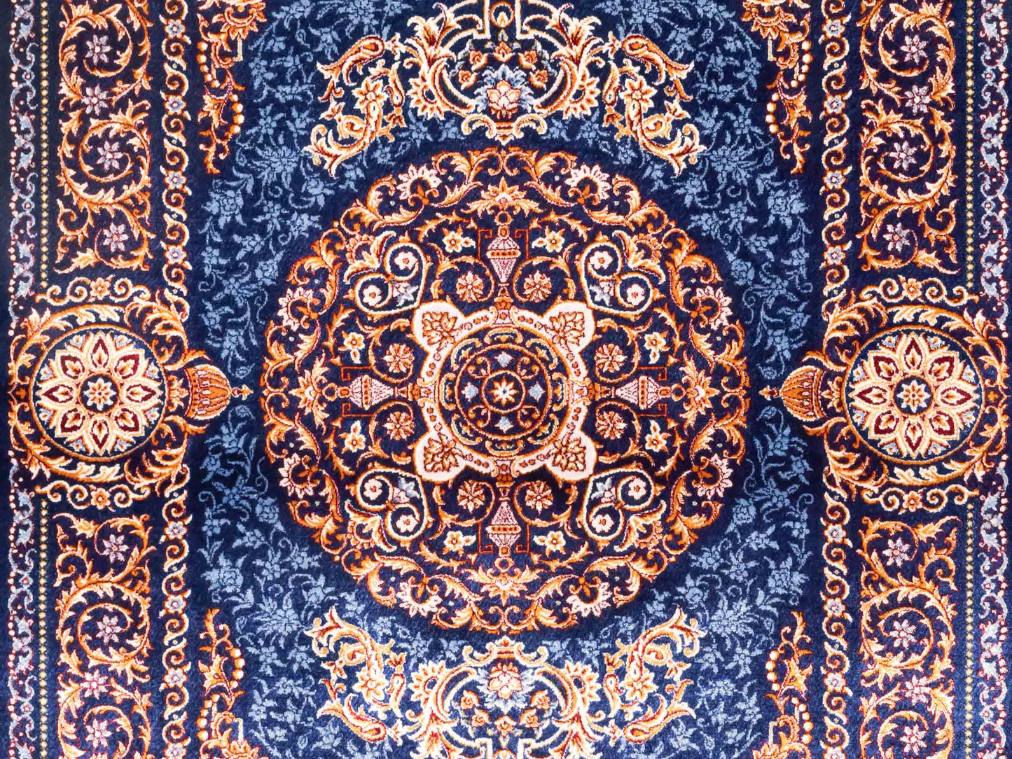 Ghom Maschinenteppich "Firuzan" 90 x 60 cm aus pflanzlicher Seide (Viskose) mit Medaillon, Navy-Blau. Teppichnummer: V36NY054H. Persian Luxury Collection by Khademi. Made in Iran / Persia – Vertrieb durch JUPITER Intl.