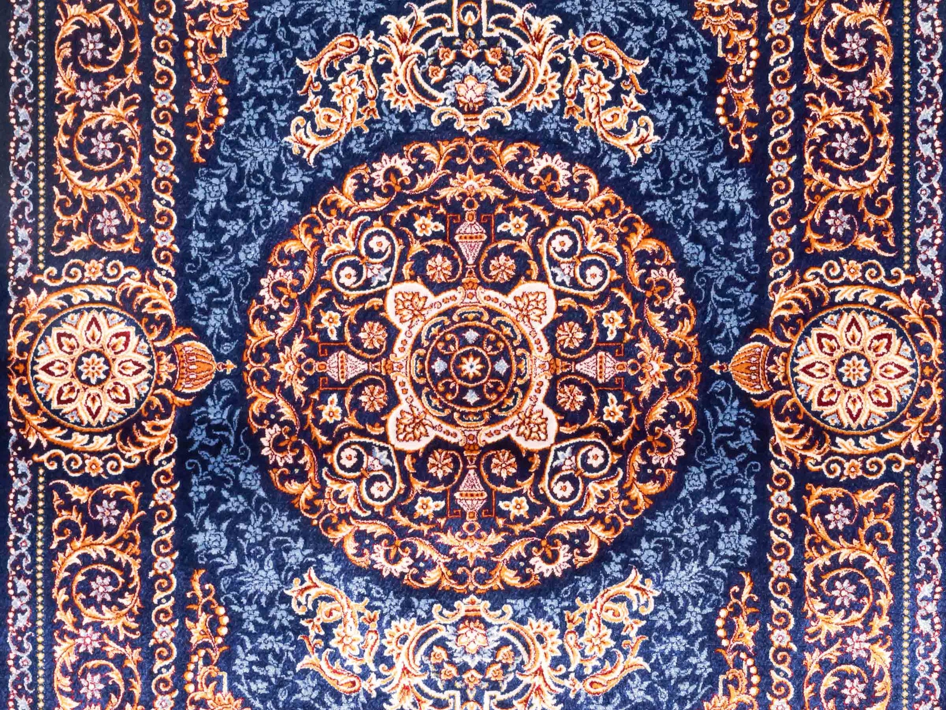 Ghom Maschinenteppich "Firuzan" 90 x 60 cm aus pflanzlicher Seide (Viskose) mit Medaillon, Navy-Blau. Teppichnummer: V36NY054H. Persian Luxury Collection by Khademi. Made in Iran / Persia – Vertrieb durch JUPITER Intl.