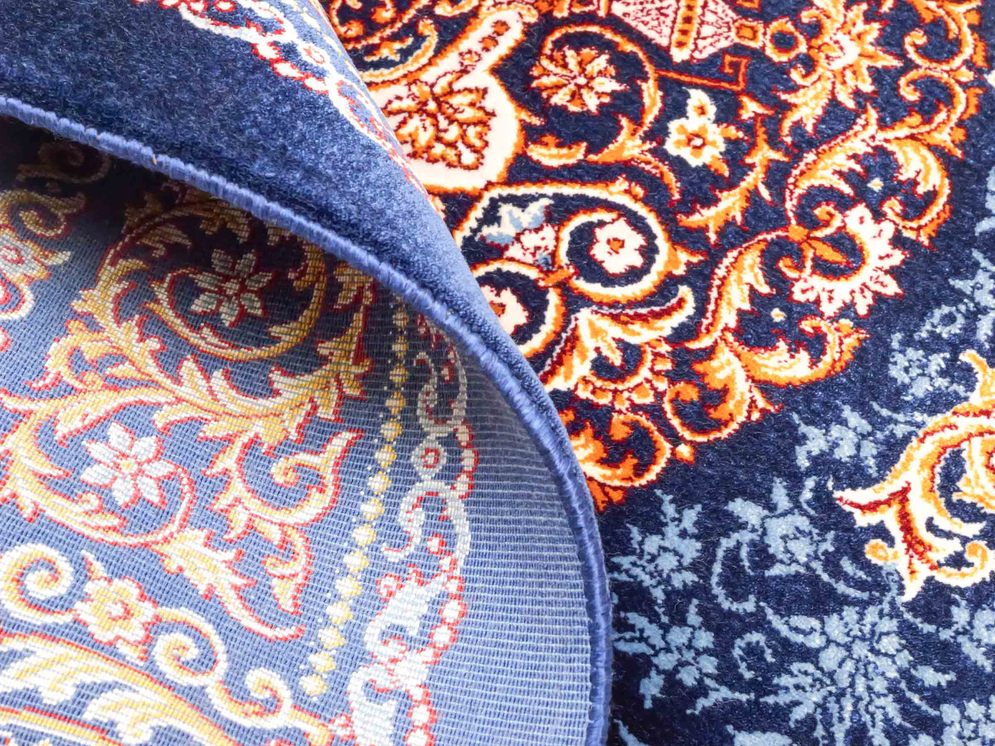 Ghom Maschinenteppich "Firuzan" 90 x 60 cm aus pflanzlicher Seide (Viskose) mit Medaillon, Navy-Blau. Teppichnummer: V36NY054H. Persian Luxury Collection by Khademi. Made in Iran / Persia – Vertrieb durch JUPITER Intl.