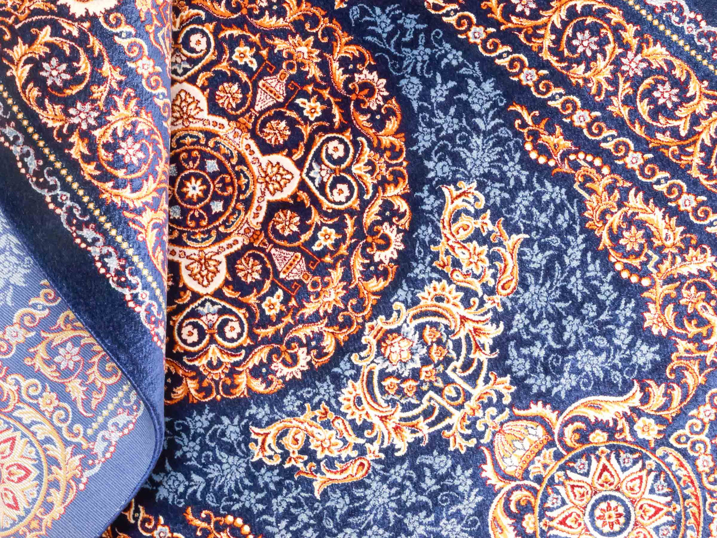 Ghom Maschinenteppich "Firuzan" 90 x 60 cm aus pflanzlicher Seide (Viskose) mit Medaillon, Navy-Blau. Teppichnummer: V36NY054H. Persian Luxury Collection by Khademi. Made in Iran / Persia – Vertrieb durch JUPITER Intl.