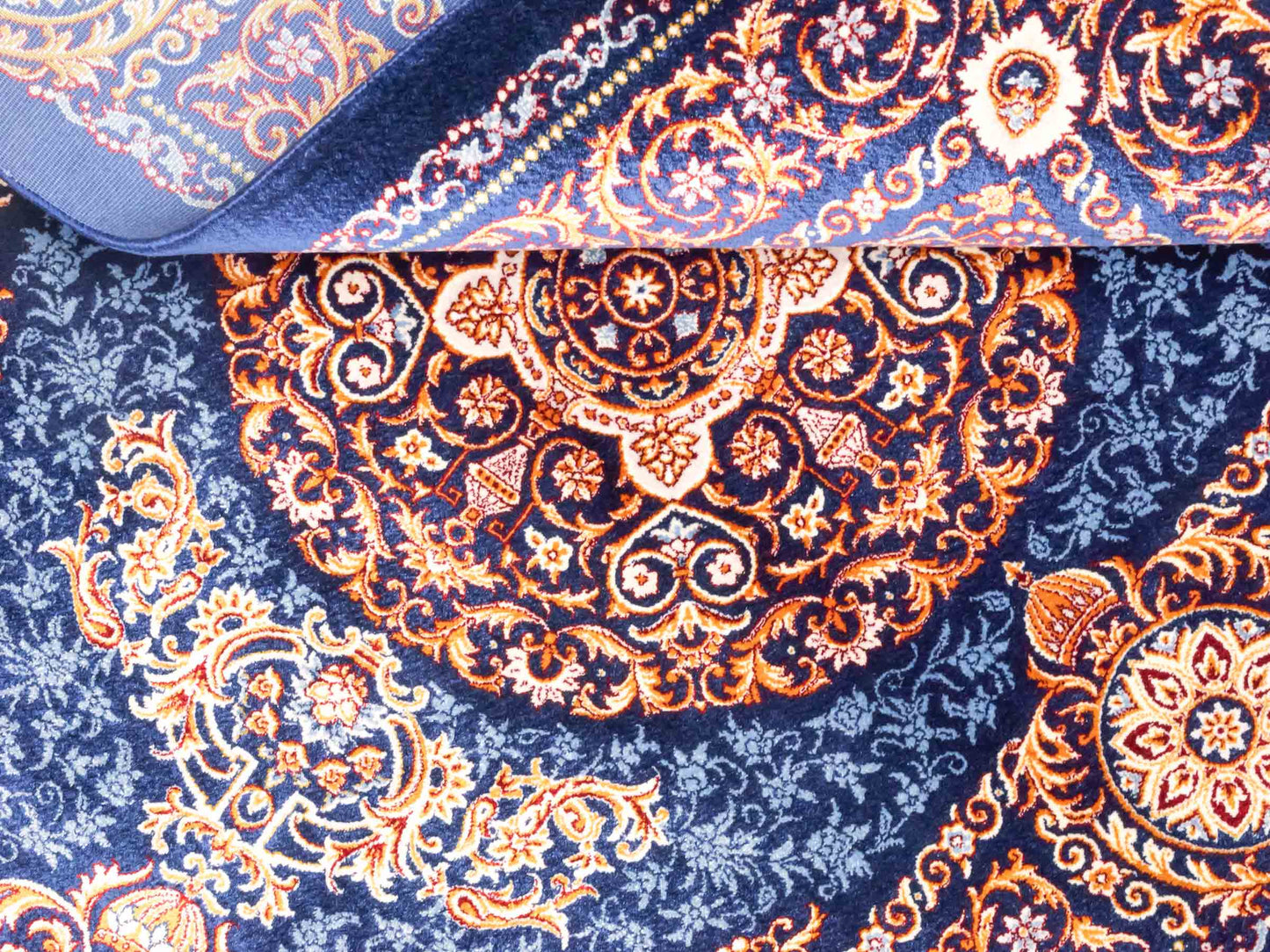 Ghom Maschinenteppich "Firuzan" 90 x 60 cm aus pflanzlicher Seide (Viskose) mit Medaillon, Navy-Blau. Teppichnummer: V36NY054H. Persian Luxury Collection by Khademi. Made in Iran / Persia – Vertrieb durch JUPITER Intl.