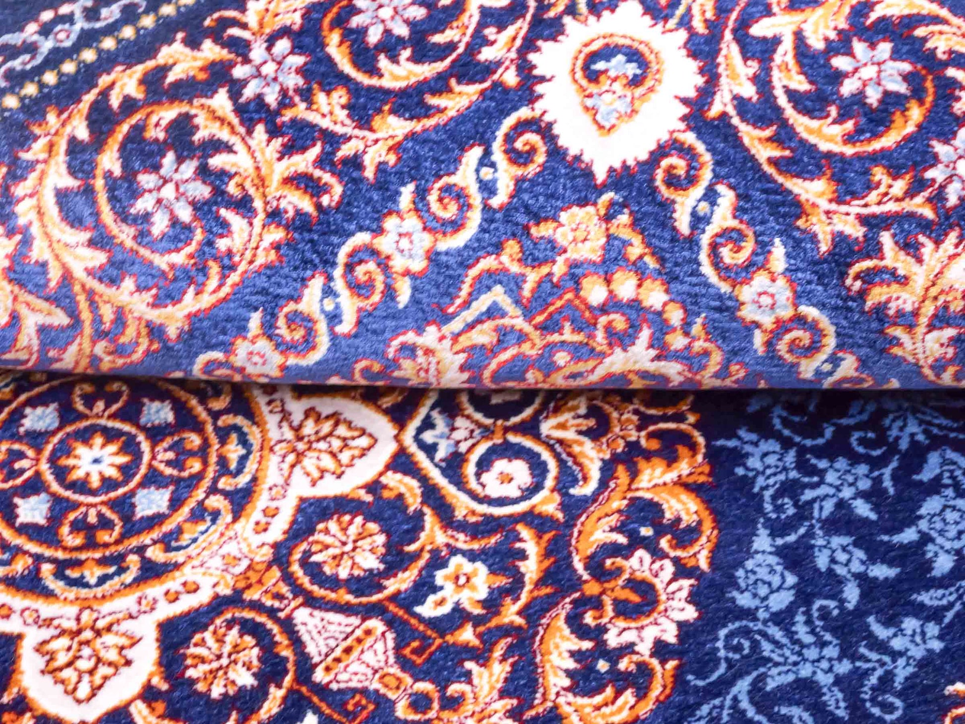 Ghom Maschinenteppich "Firuzan" 90 x 60 cm aus pflanzlicher Seide (Viskose) mit Medaillon, Navy-Blau. Teppichnummer: V36NY054H. Persian Luxury Collection by Khademi. Made in Iran / Persia – Vertrieb durch JUPITER Intl.