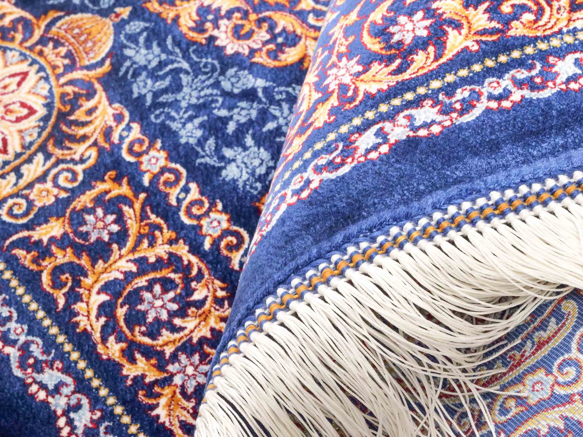 Ghom Maschinenteppich "Firuzan" 90 x 60 cm aus pflanzlicher Seide (Viskose) mit Medaillon, Navy-Blau. Teppichnummer: V36NY054H. Persian Luxury Collection by Khademi. Made in Iran / Persia – Vertrieb durch JUPITER Intl.