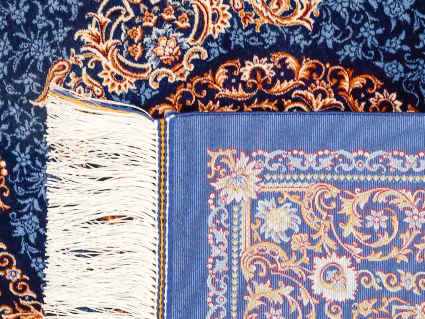 Ghom Maschinenteppich "Firuzan" 90 x 60 cm aus pflanzlicher Seide (Viskose) mit Medaillon, Navy-Blau. Teppichnummer: V36NY054H. Persian Luxury Collection by Khademi. Made in Iran / Persia – Vertrieb durch JUPITER Intl.
