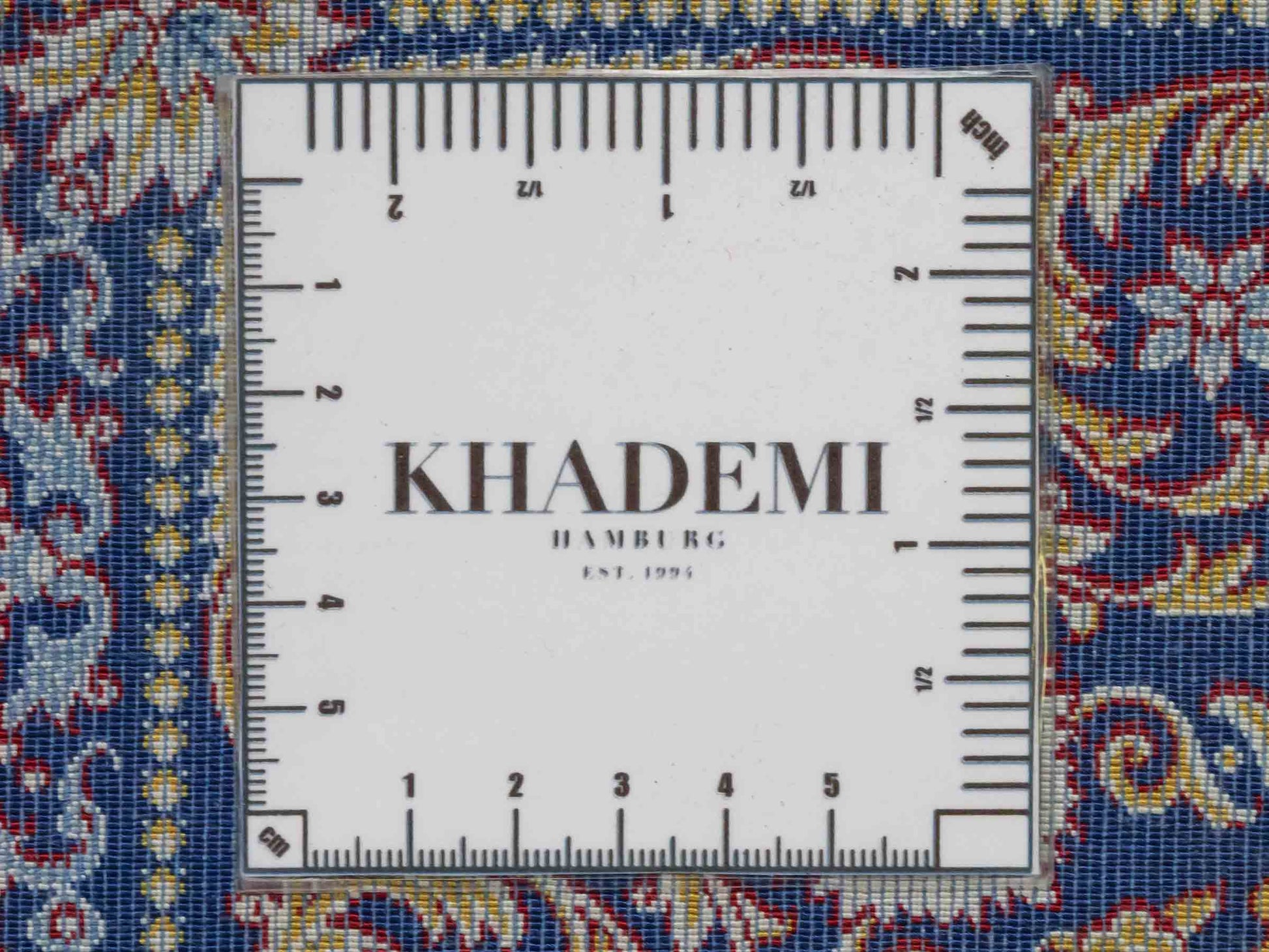 Ghom Maschinenteppich "Firuzan" 90 x 60 cm aus pflanzlicher Seide (Viskose) mit Medaillon, Navy-Blau. Teppichnummer: V36NY054H. Persian Luxury Collection by Khademi. Made in Iran / Persia – Vertrieb durch JUPITER Intl.