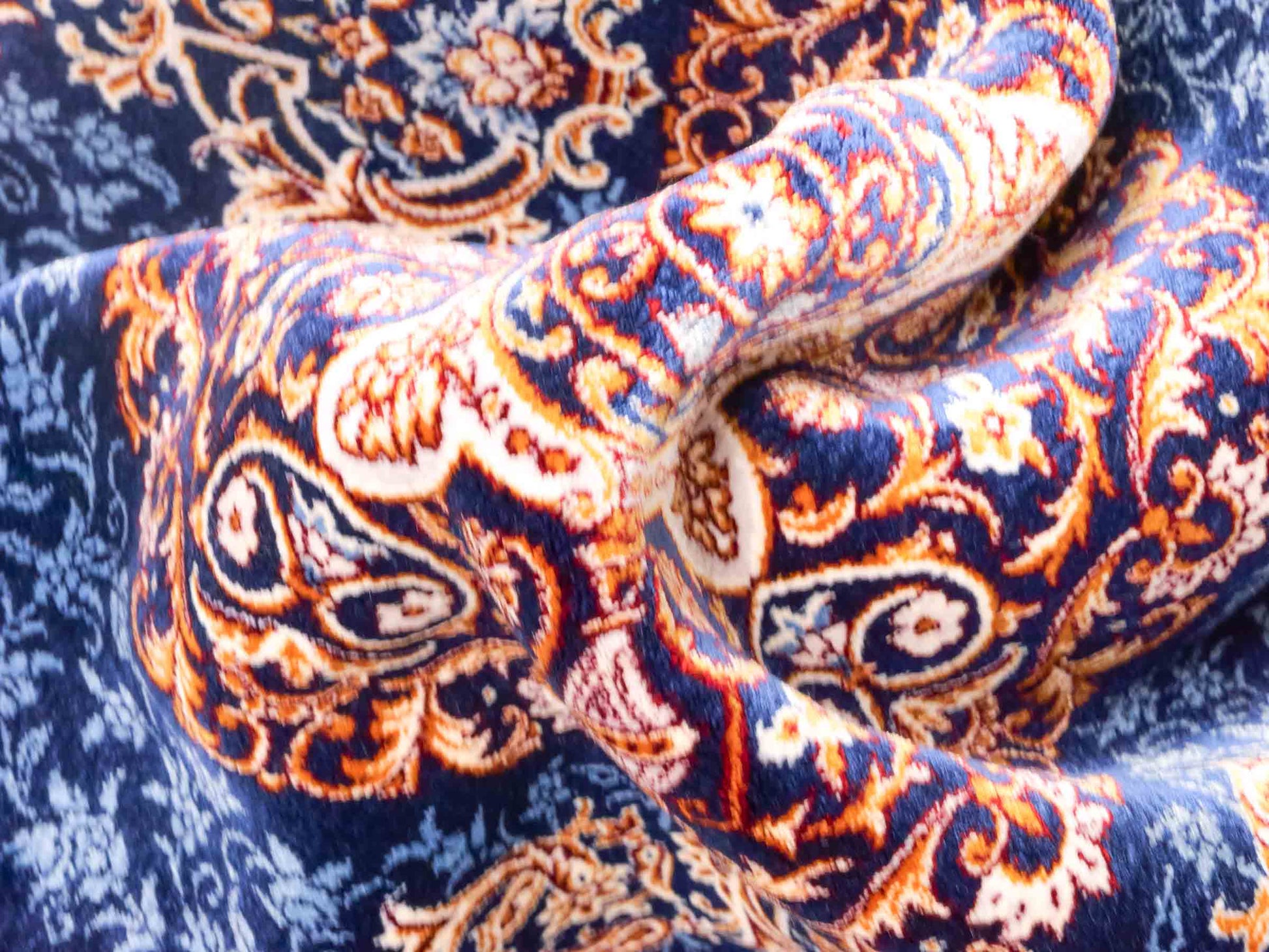 Ghom Maschinenteppich "Firuzan" 90 x 60 cm aus pflanzlicher Seide (Viskose) mit Medaillon, Navy-Blau. Teppichnummer: V36NY054H. Persian Luxury Collection by Khademi. Made in Iran / Persia – Vertrieb durch JUPITER Intl.
