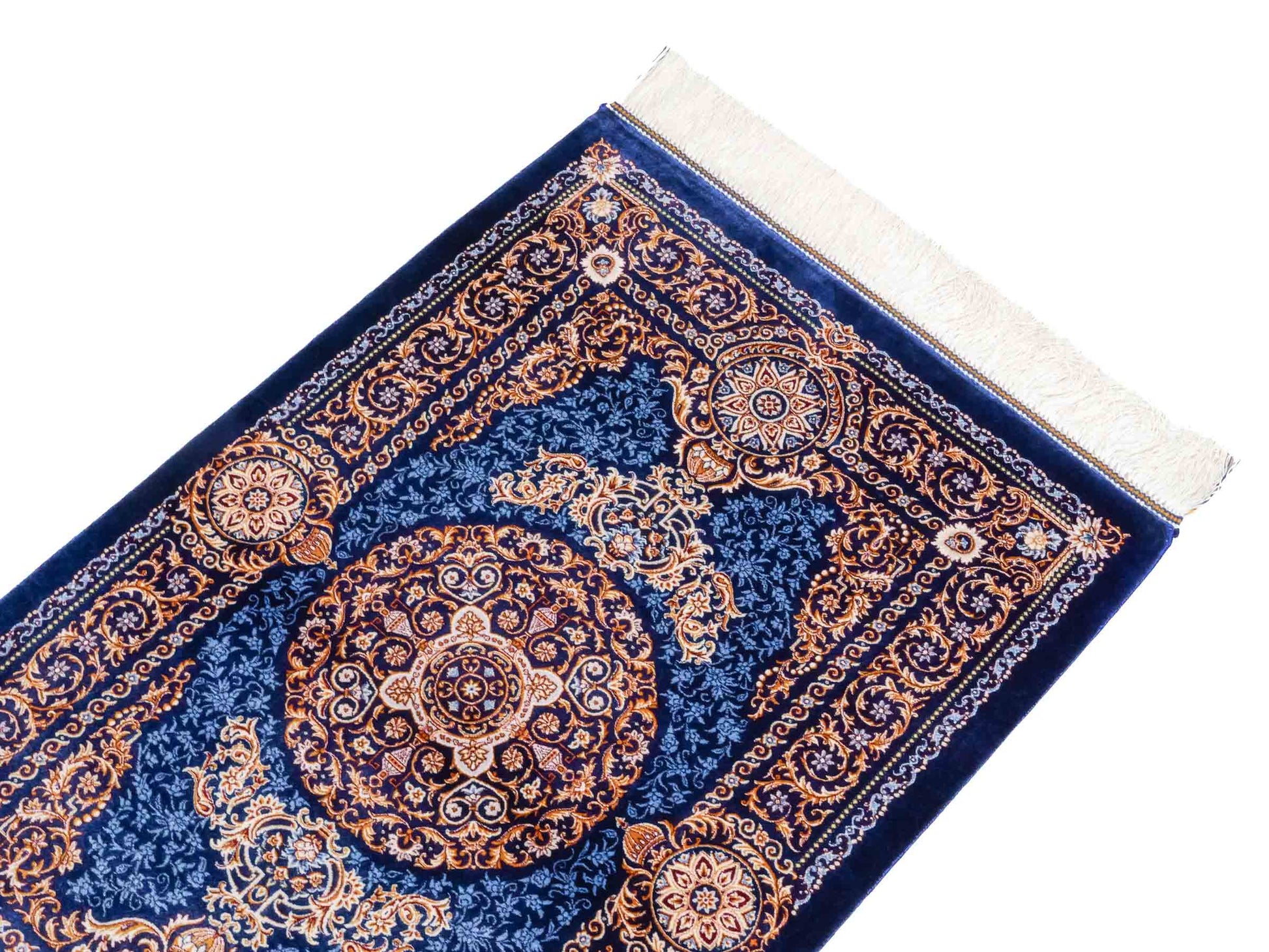 Ghom Maschinenteppich "Firuzan" 90 x 60 cm aus pflanzlicher Seide (Viskose) mit Medaillon, Navy-Blau. Teppichnummer: V36NY054H. Persian Luxury Collection by Khademi. Made in Iran / Persia – Vertrieb durch JUPITER Intl.