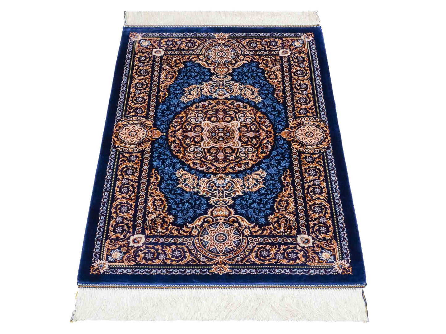 Ghom Maschinenteppich "Firuzan" 90 x 60 cm aus pflanzlicher Seide (Viskose) mit Medaillon, Navy-Blau. Teppichnummer: V36NY054H. Persian Luxury Collection by Khademi. Made in Iran / Persia – Vertrieb durch JUPITER Intl.