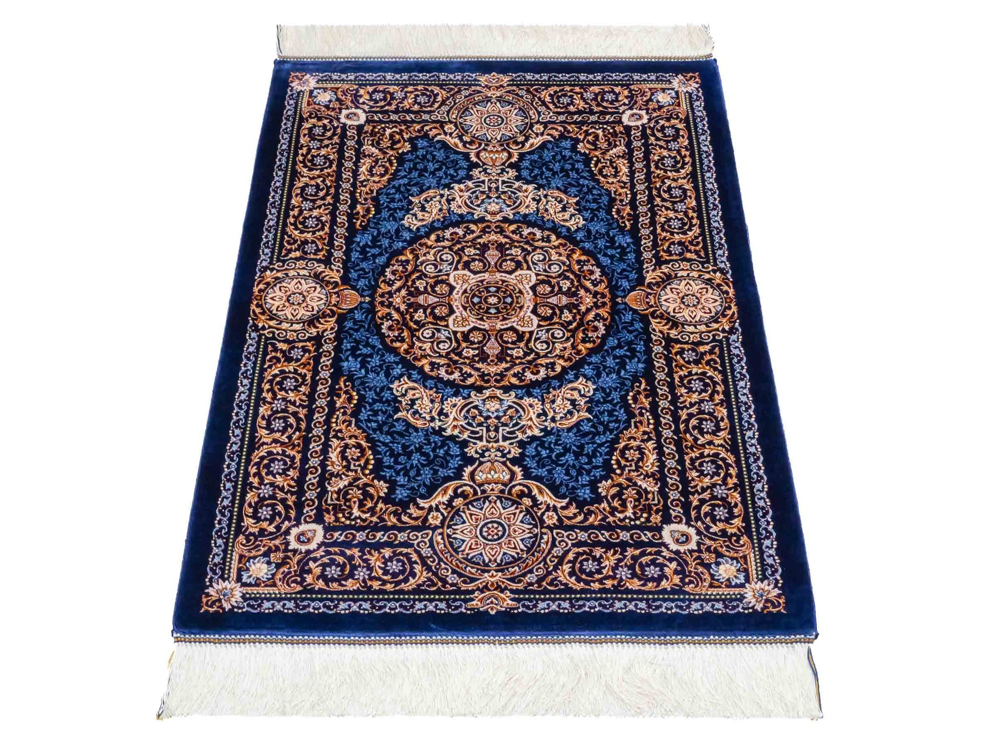 Ghom Maschinenteppich "Firuzan" 90 x 60 cm aus pflanzlicher Seide (Viskose) mit Medaillon, Navy-Blau. Teppichnummer: V36NY054H. Persian Luxury Collection by Khademi. Made in Iran / Persia – Vertrieb durch JUPITER Intl.