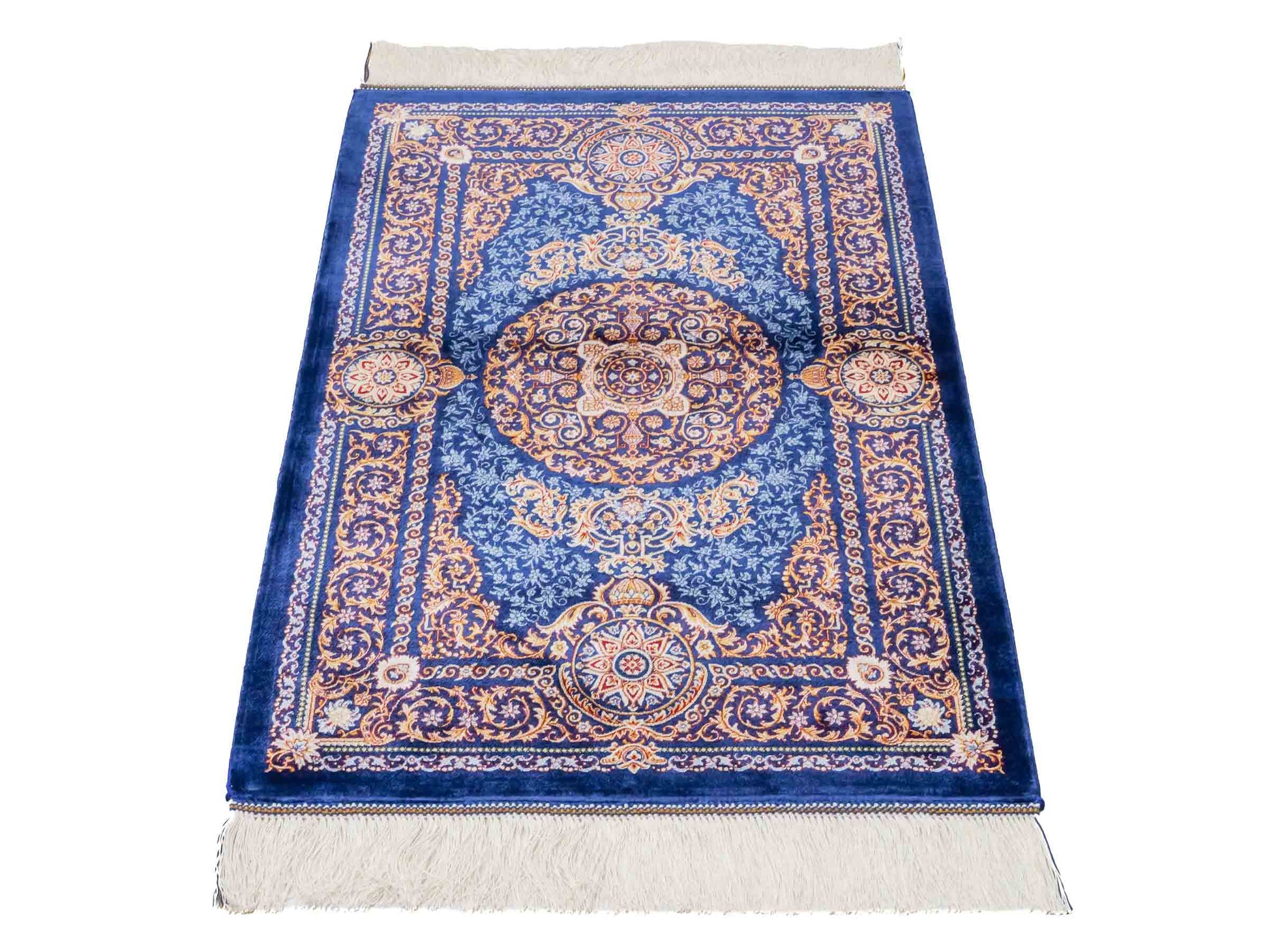 Ghom Maschinenteppich "Firuzan" 90 x 60 cm aus pflanzlicher Seide (Viskose) mit Medaillon, Navy-Blau. Teppichnummer: V36NY054H. Persian Luxury Collection by Khademi. Made in Iran / Persia – Vertrieb durch JUPITER Intl.