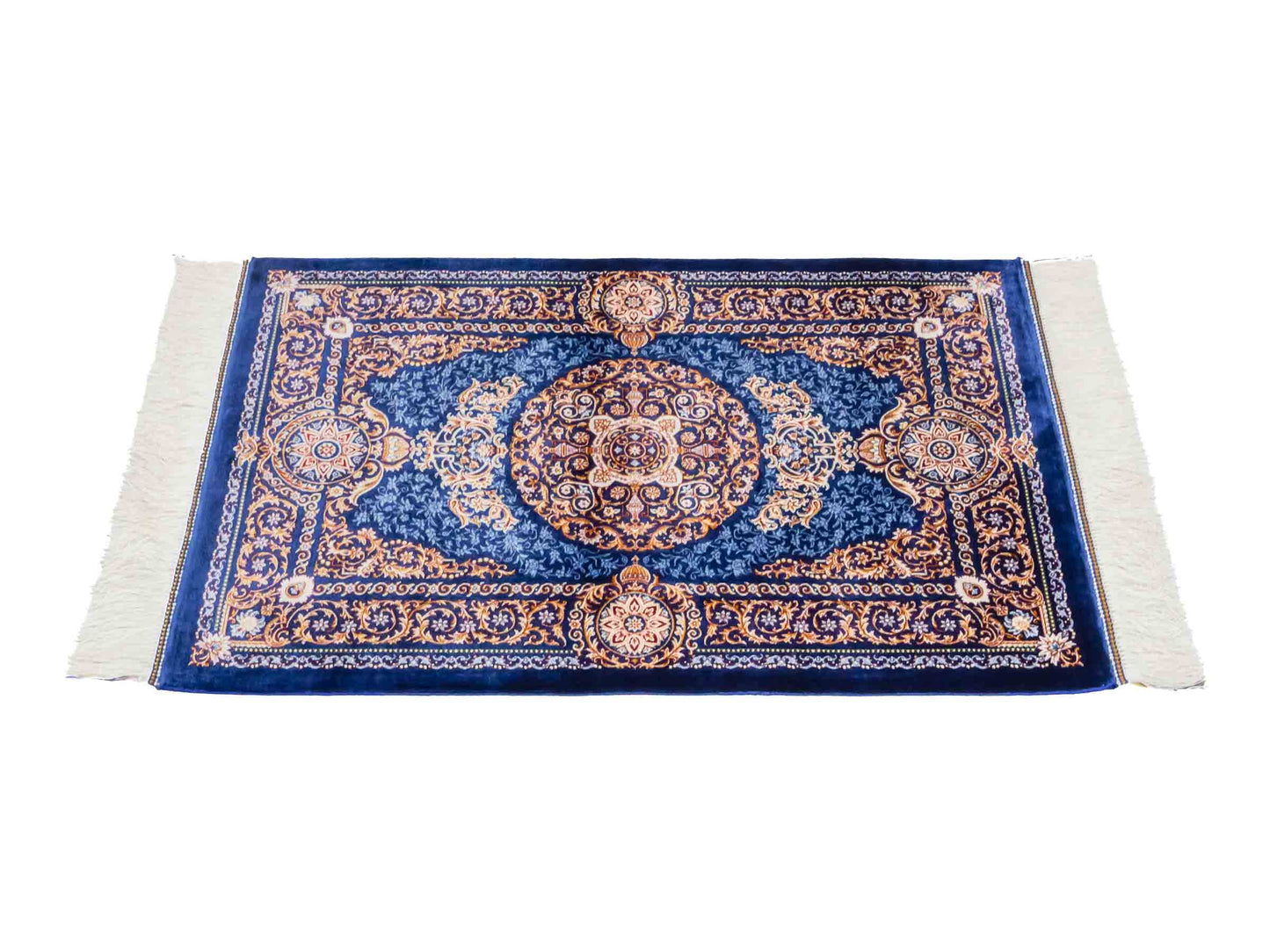 Ghom Maschinenteppich "Firuzan" 90 x 60 cm aus pflanzlicher Seide (Viskose) mit Medaillon, Navy-Blau. Teppichnummer: V36NY054H. Persian Luxury Collection by Khademi. Made in Iran / Persia – Vertrieb durch JUPITER Intl.